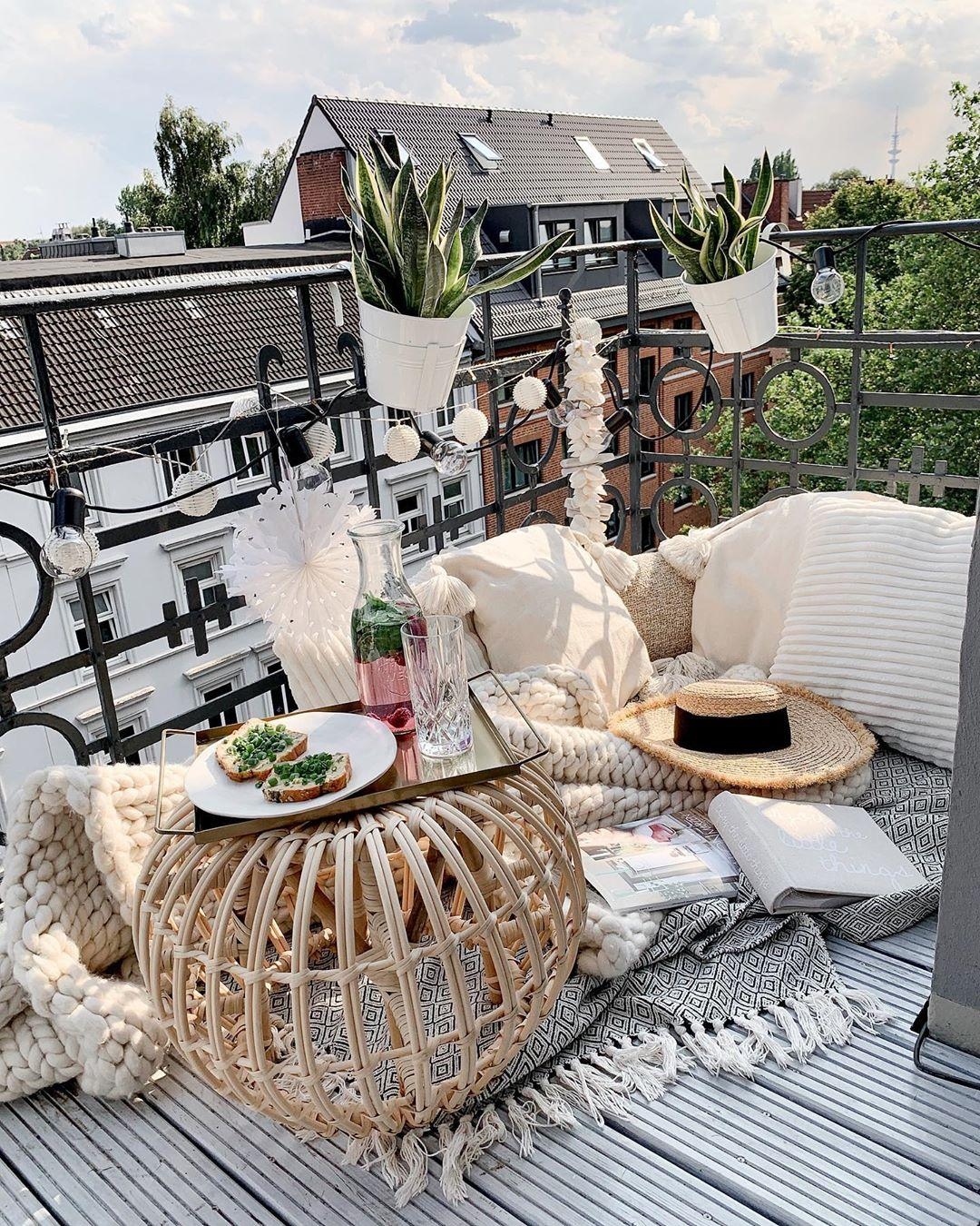 #Picknick auf dem #Balkon? Why not! #gemütlich #cozy #white #altbau #altbauliebe #depotdeko #bohostyle #frühstück #hygge