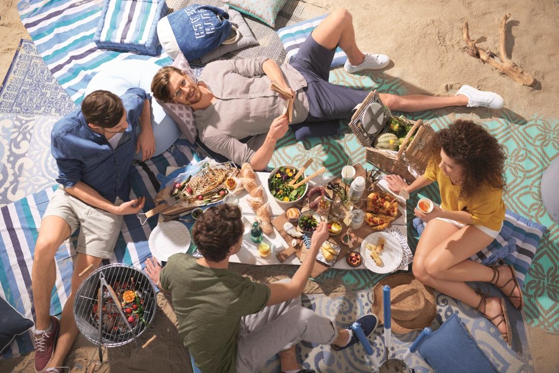 Picknick mit Freunden #gartenparty #picknickkorb #draußen ©DEPOT