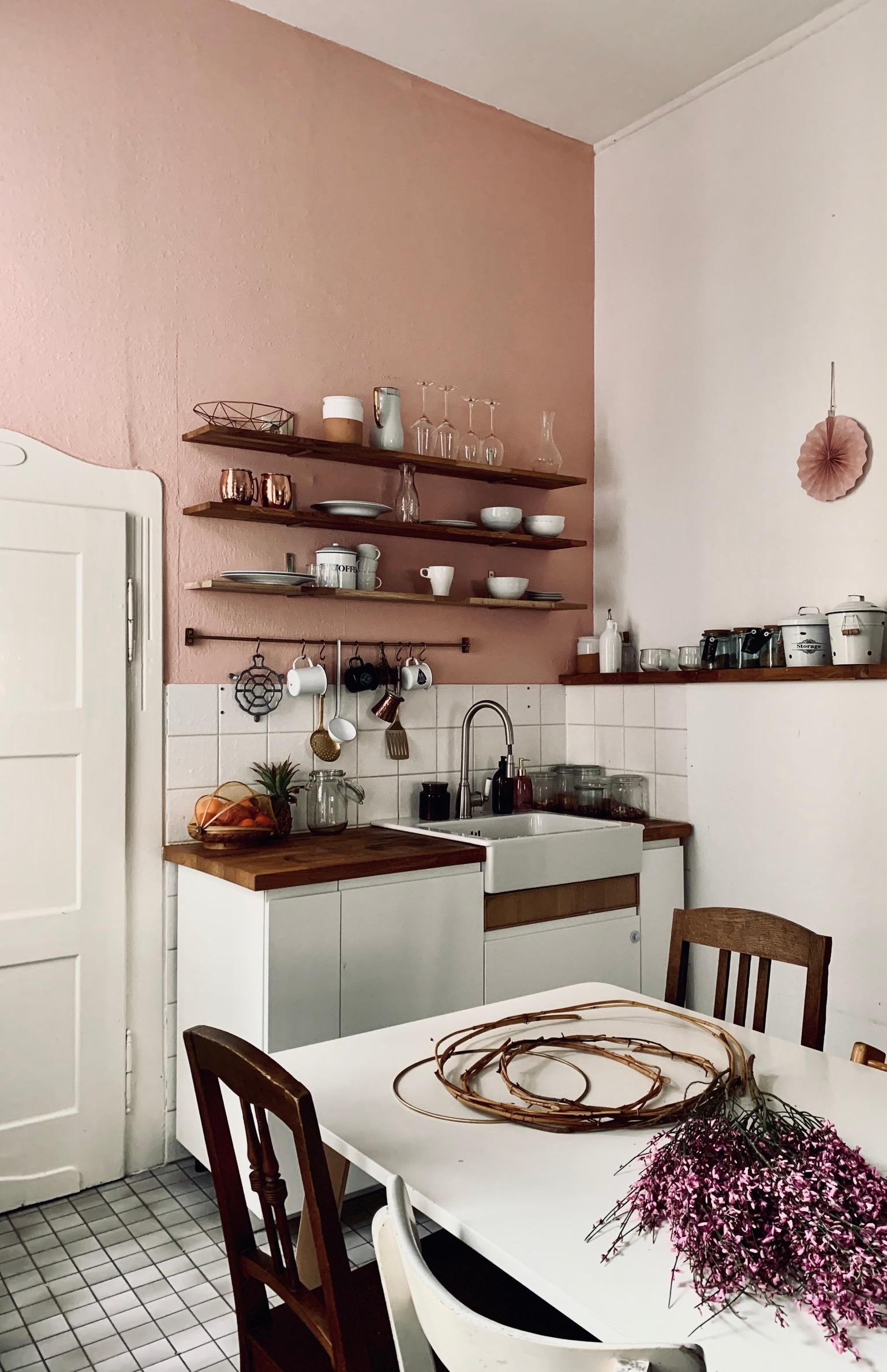 pink #deko für die pink lady. #kitchen #küche #altbau #dekoidee #diy #kranzliebe #couchliebt