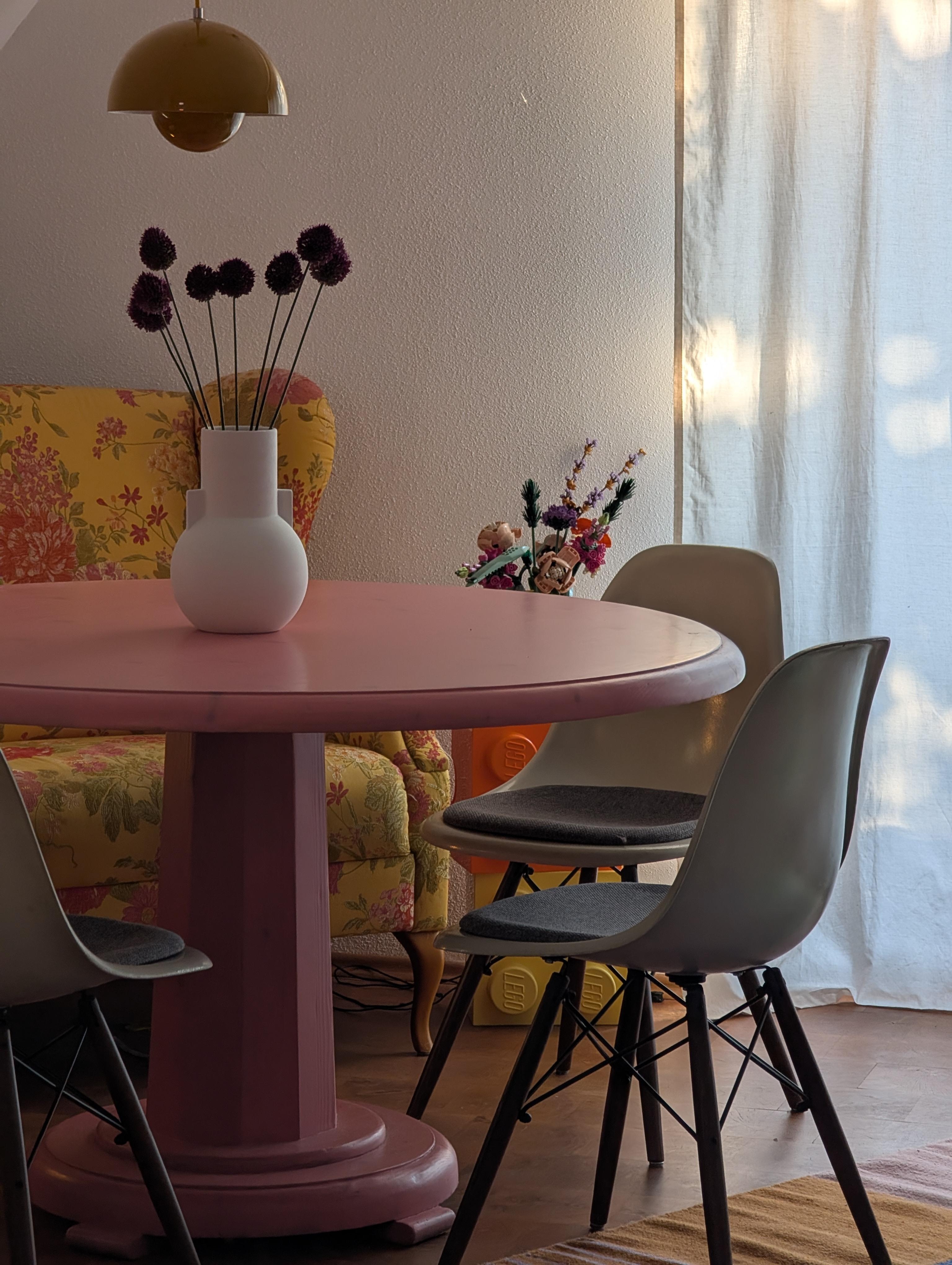 Pink für immer. #wohnzimmer #esstsich #vitra #designklassiker #pinkdream 