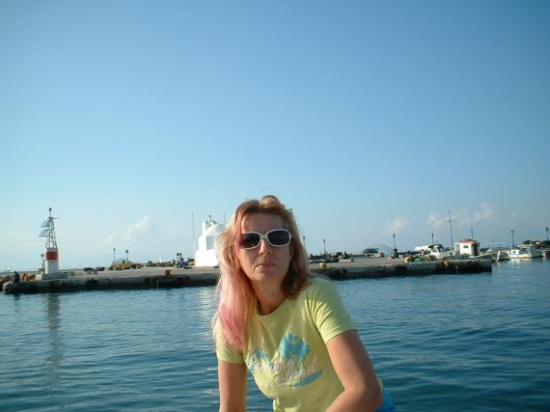 pink hair, white glasses, blue blue sea