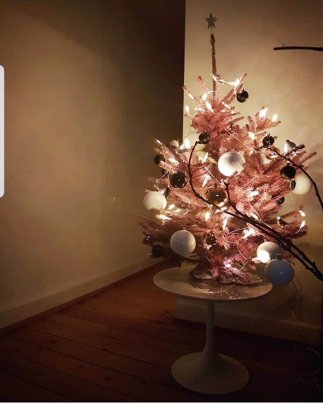 #pink #weihnachtsbaum 
manchmal gedenken wir seiner. #barbietree #weihnachtsdeko #minimalismus o. #maximalismus ?