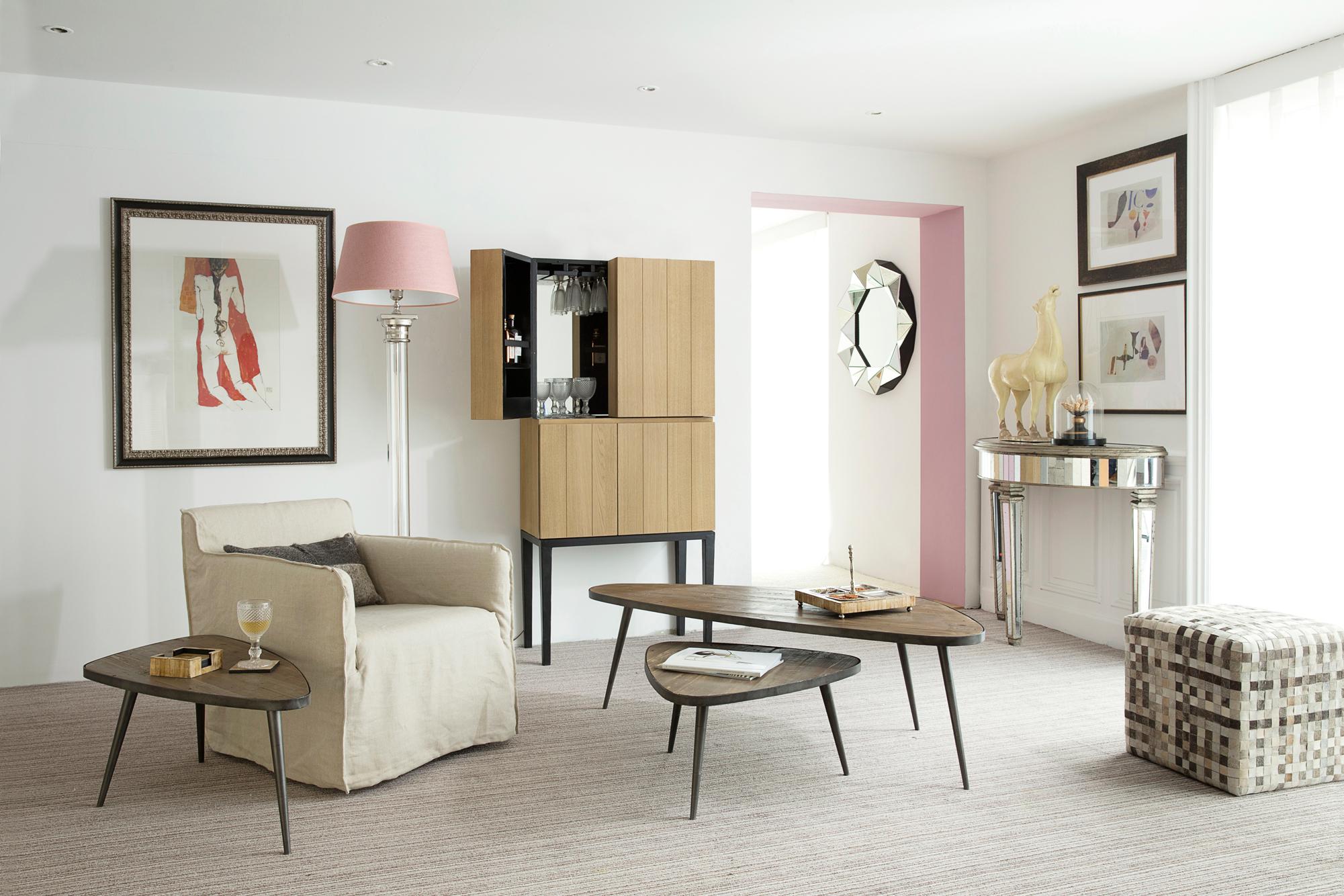 Pinkfarbene Akzente im Wohnzimmer #couchtisch #wohnzimmer #nierentisch #zimmergestaltung ©Flamant