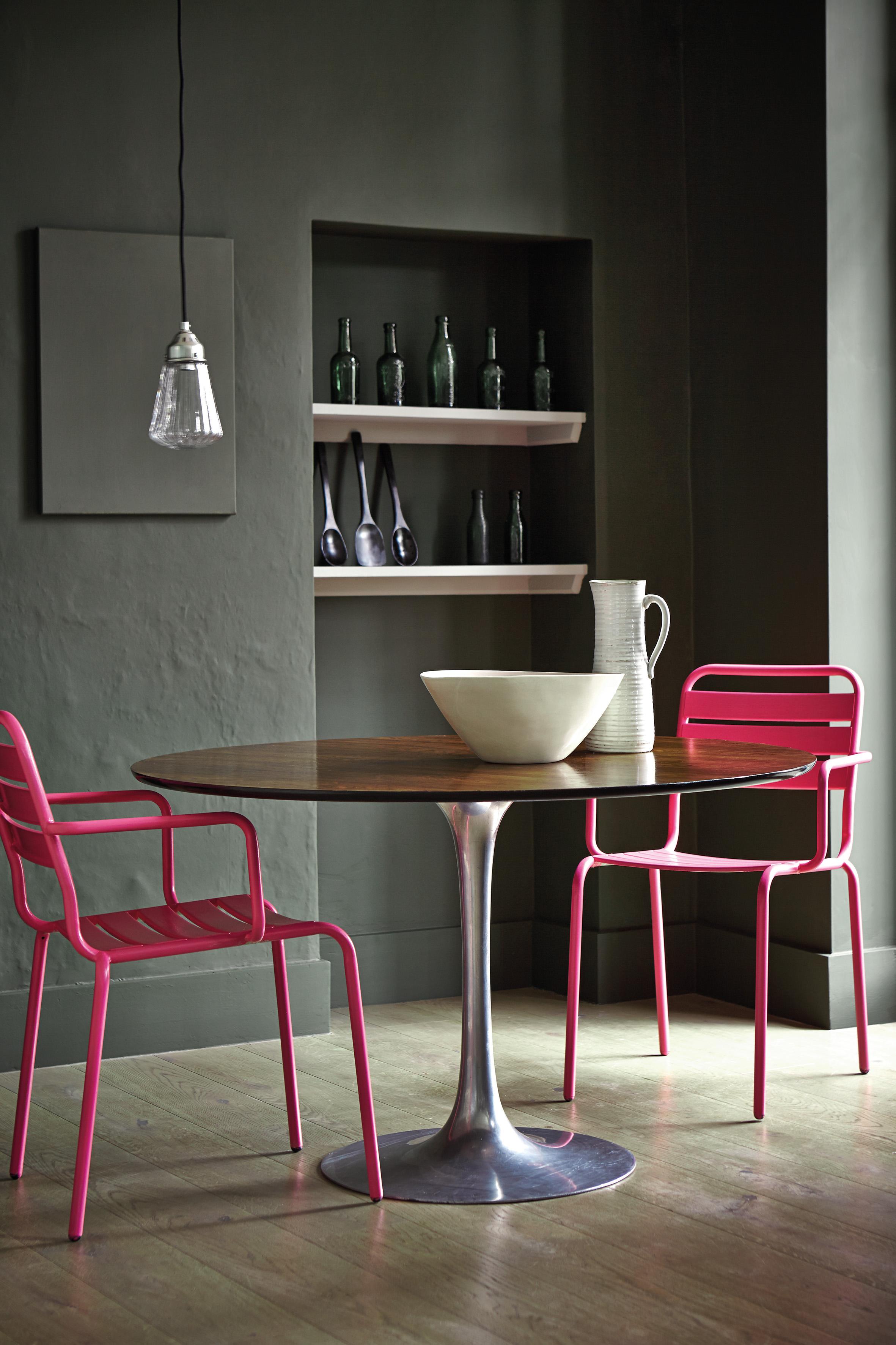 Pinkfarbene Stühle #esstisch #rundertisch #grauewandfarbe ©Little Greene