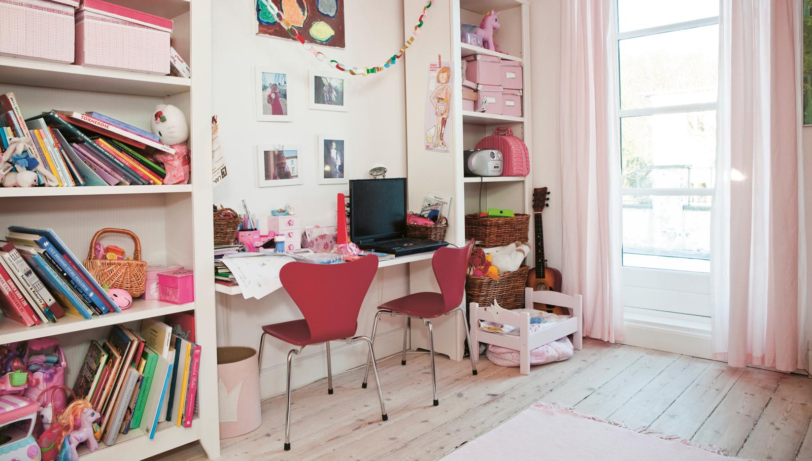 Pinkfarbene Stühle von Arne Jacobsen im rosafarbenen Kinderzimmer #mädchenzimmer ©Fritz Hansen