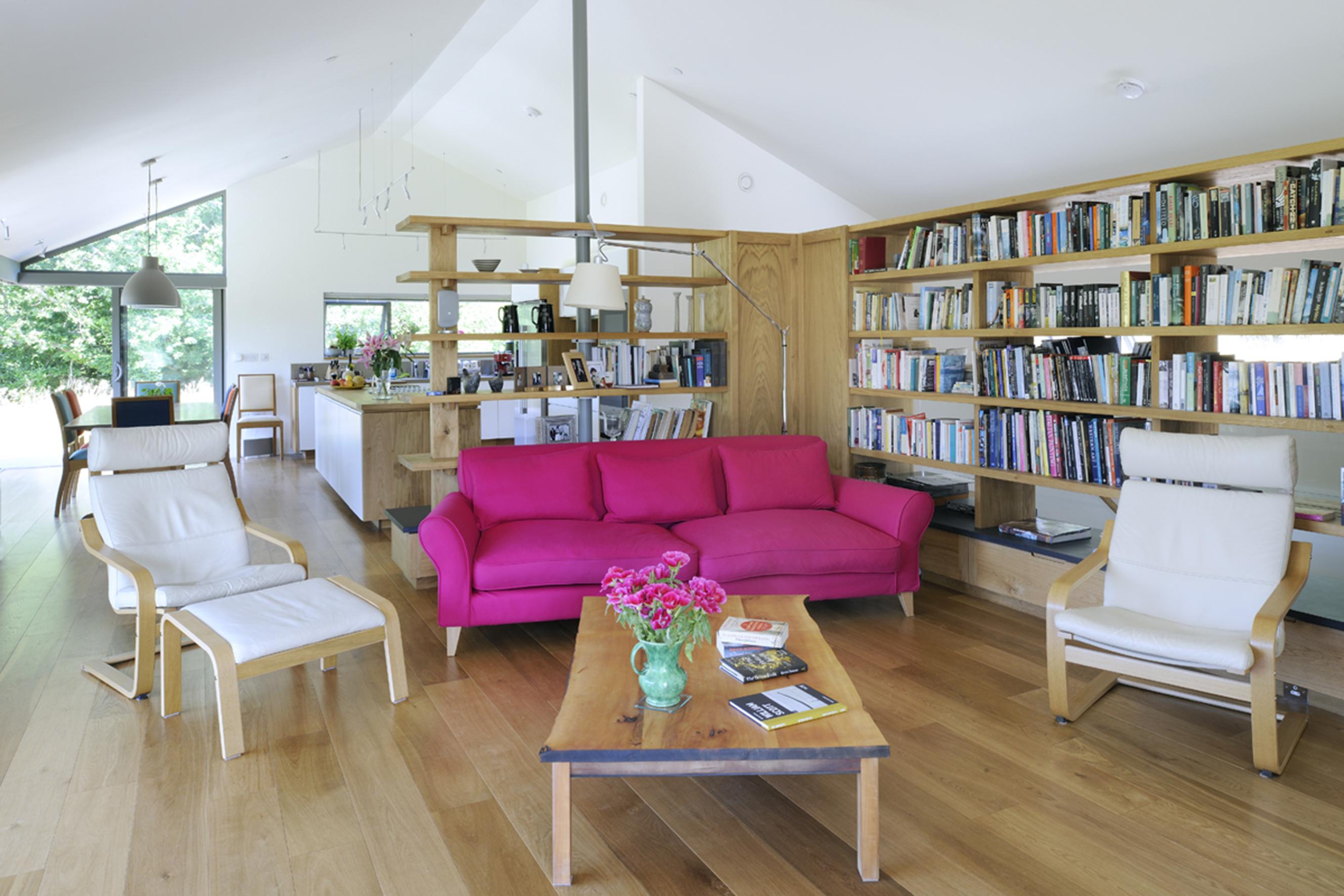 Pinkfarbenes Sofa #couchtisch #bücherregal #offenerwohnraum ©Manser Medal/Nigel Rigden, Architekt: Annie Martin Architect