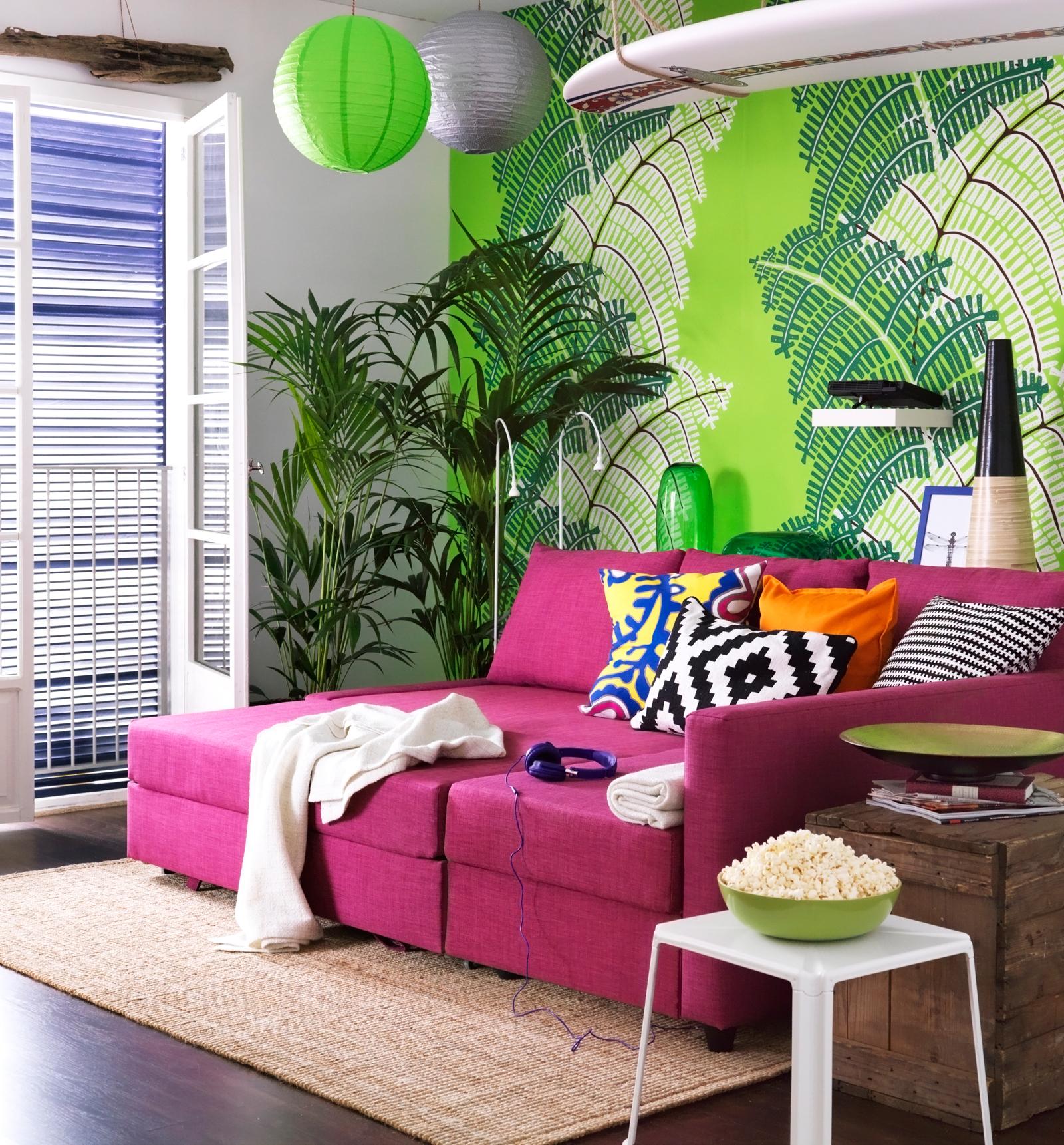 Pinkfarbenes Sofa vor grüner Motivtapete #ikea #weißerhocker #holztruhe #sisalteppich #grüntapete ©Inter IKEA Systems B.V