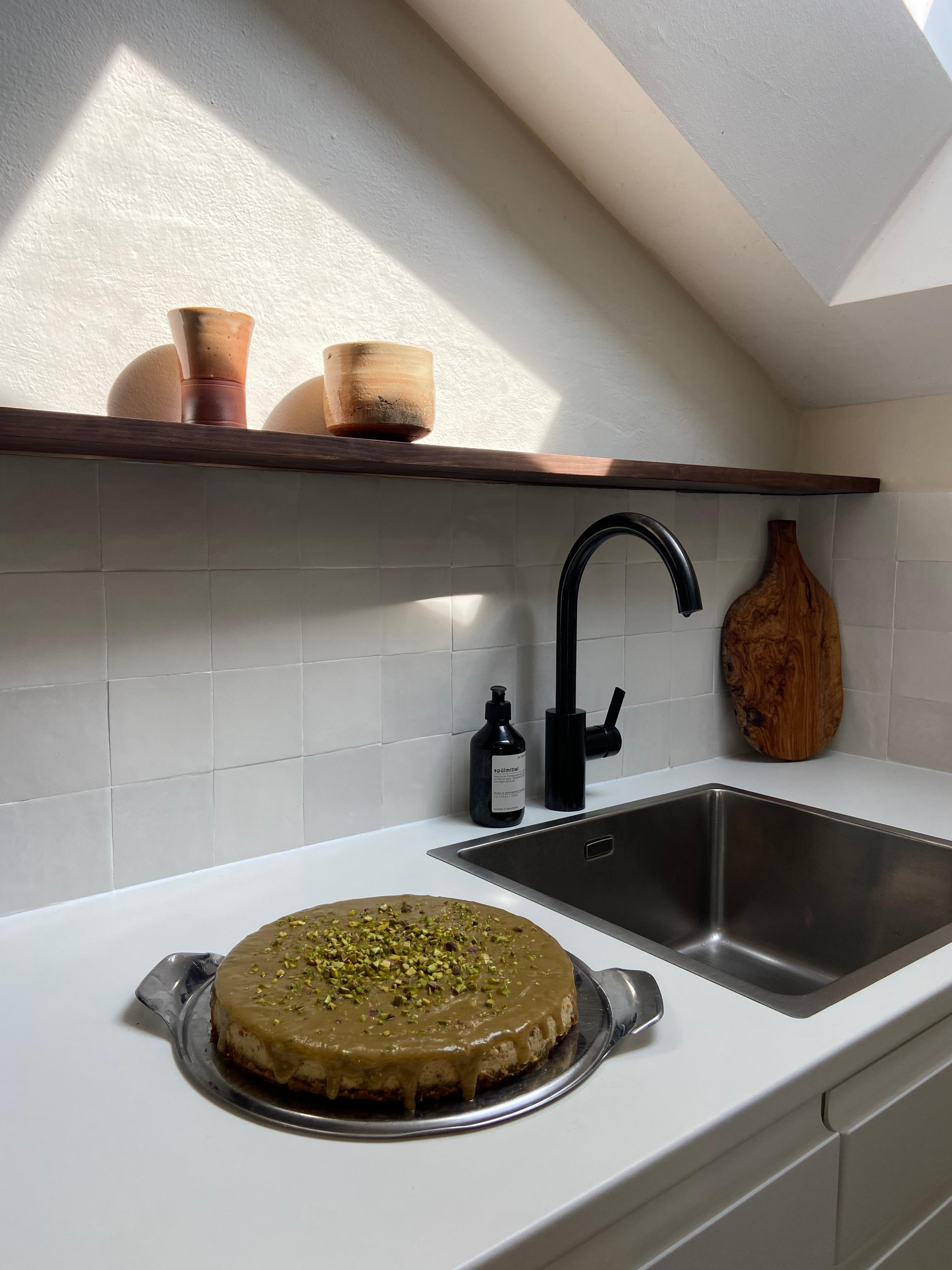 Pistachio cheesecake 💚
#küche #kitchen #cake #kuchen #zellige #zelligefliesen #weisseküche #whitekitchen #strandhaus #beachhouse #naturalinterior