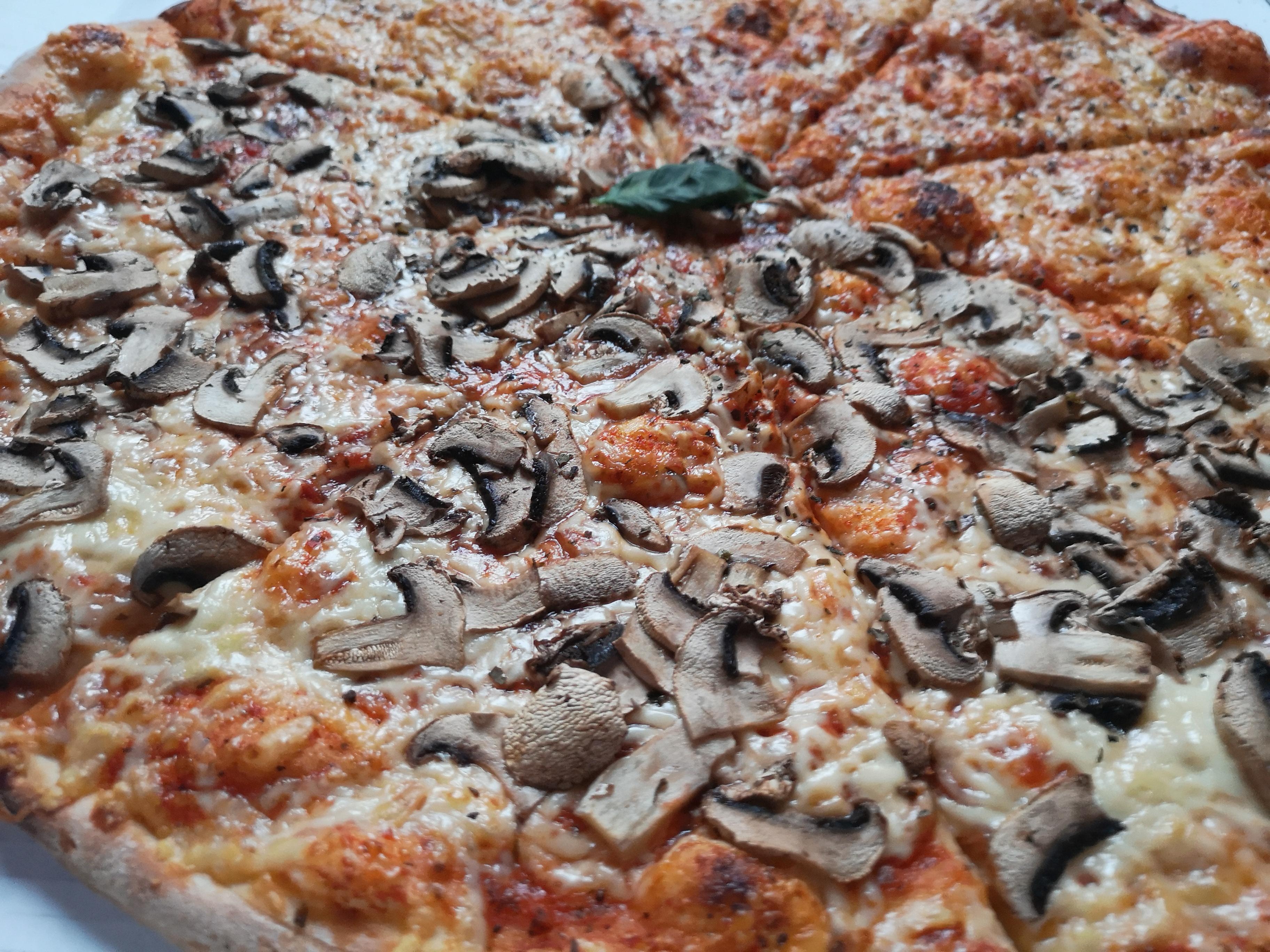 Pizza mit der ganzen Familie. Mein Genussmoment🤍

#foodchallenge #genussmomente 