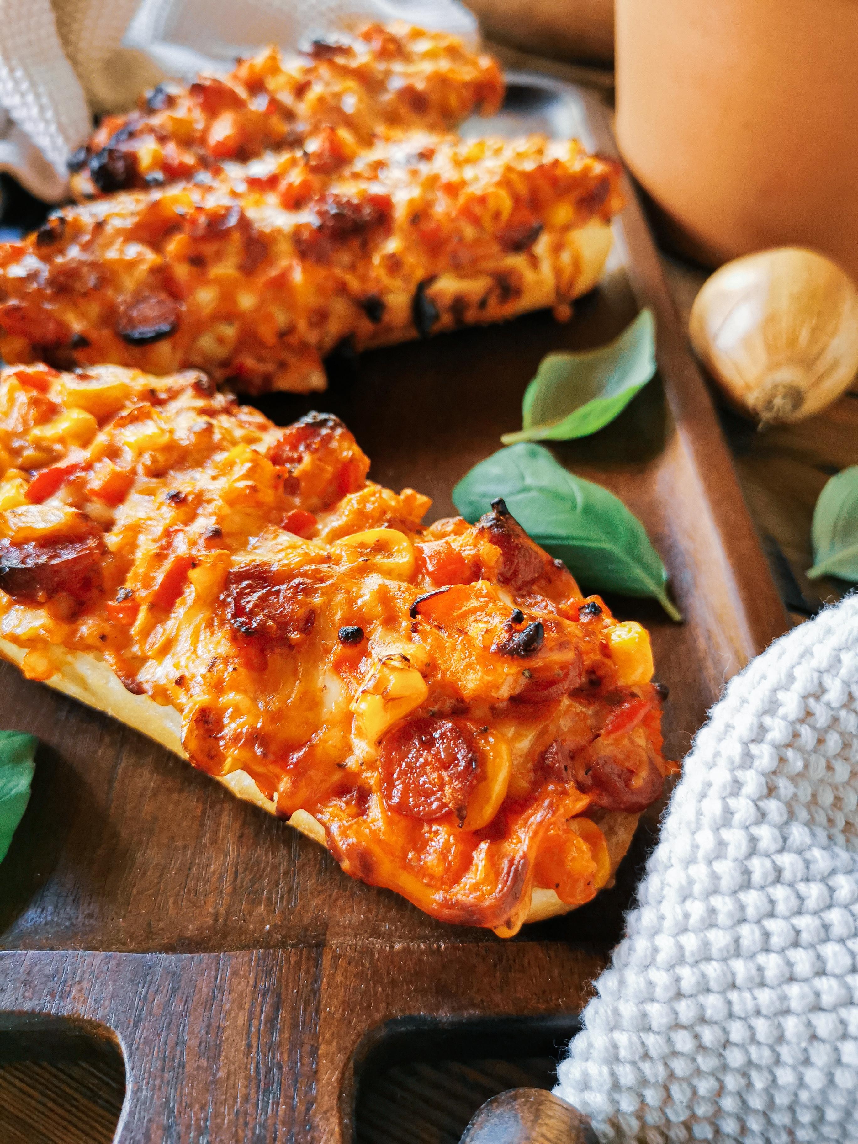 Pizzabaguettes mit Paprika, Mais, Zwiebeln & Salami #partysnack #partyfood #pizza #fingerfood 