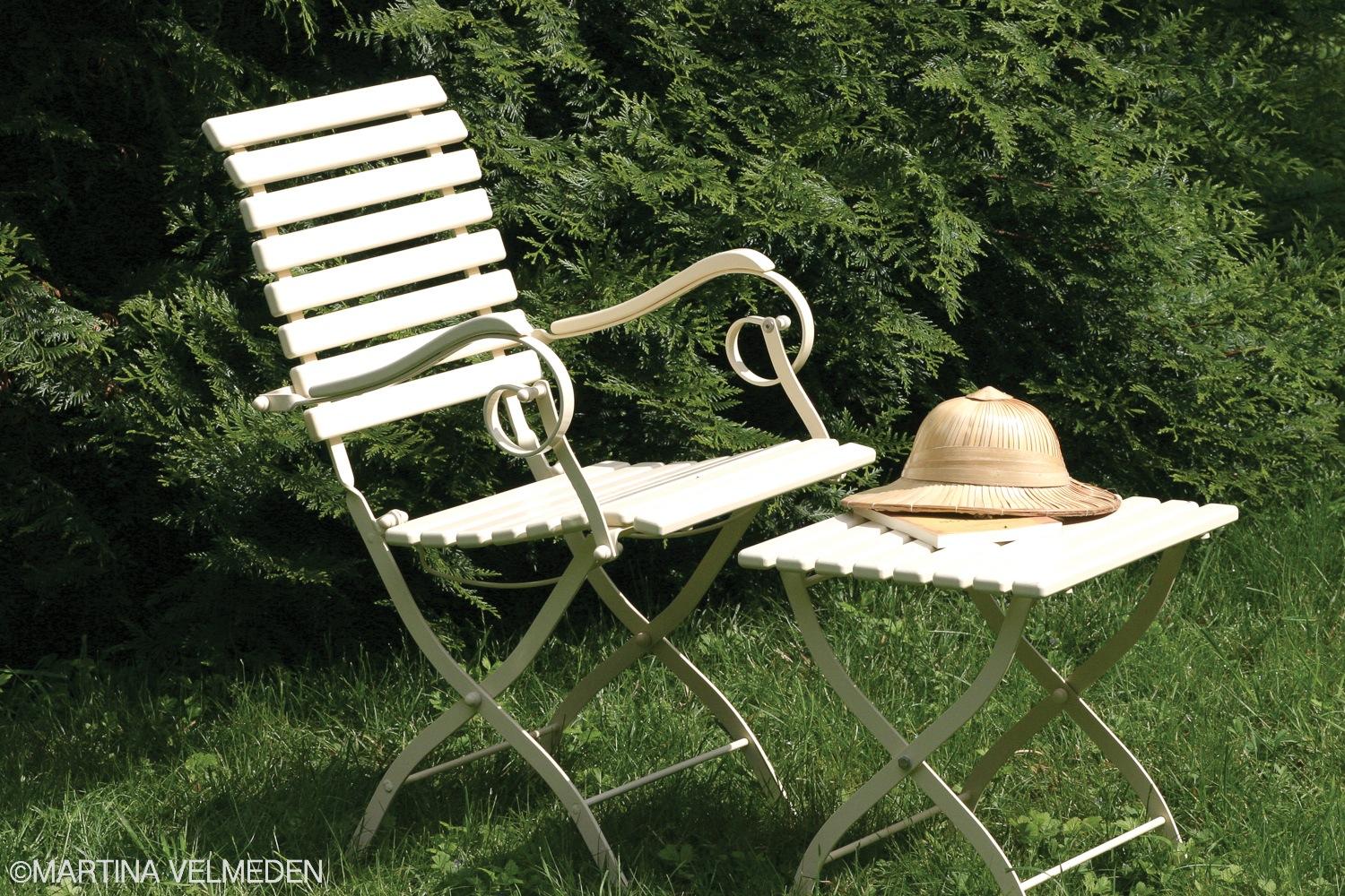 Platz an der Sonne #weißerhocker ©martina-velmeden.de