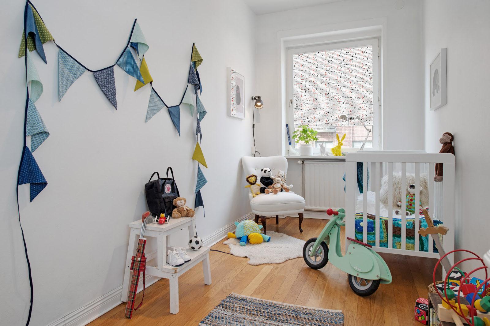 Plissee Kinderzimmer #babyzimmer #plissee #hausgestaltung #stillsessel ©livoneo.de