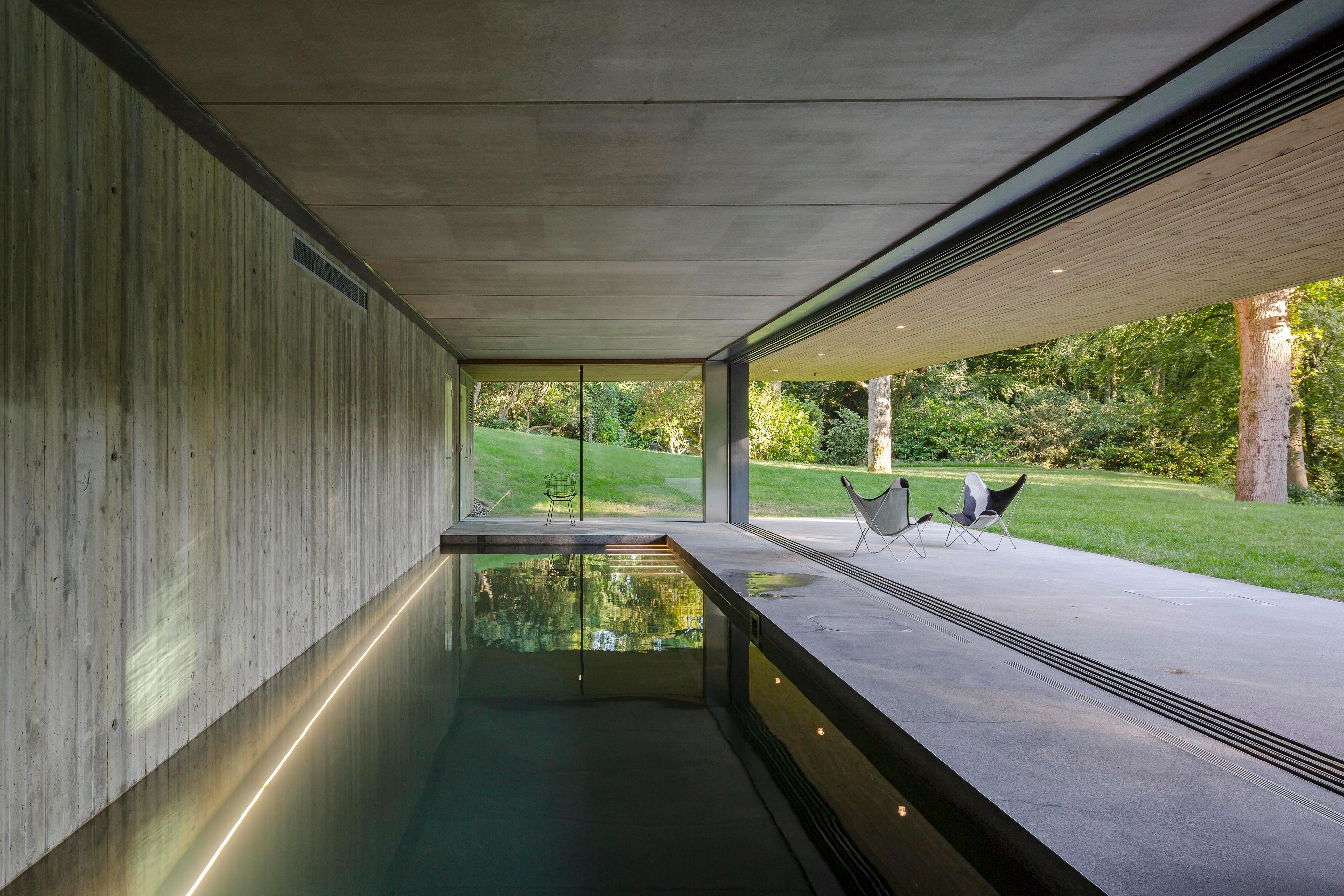 Pool im Industrie-Chic #pool #sessel ©Manser Medal/Tim Crocker, Architekt: Smerin Architects