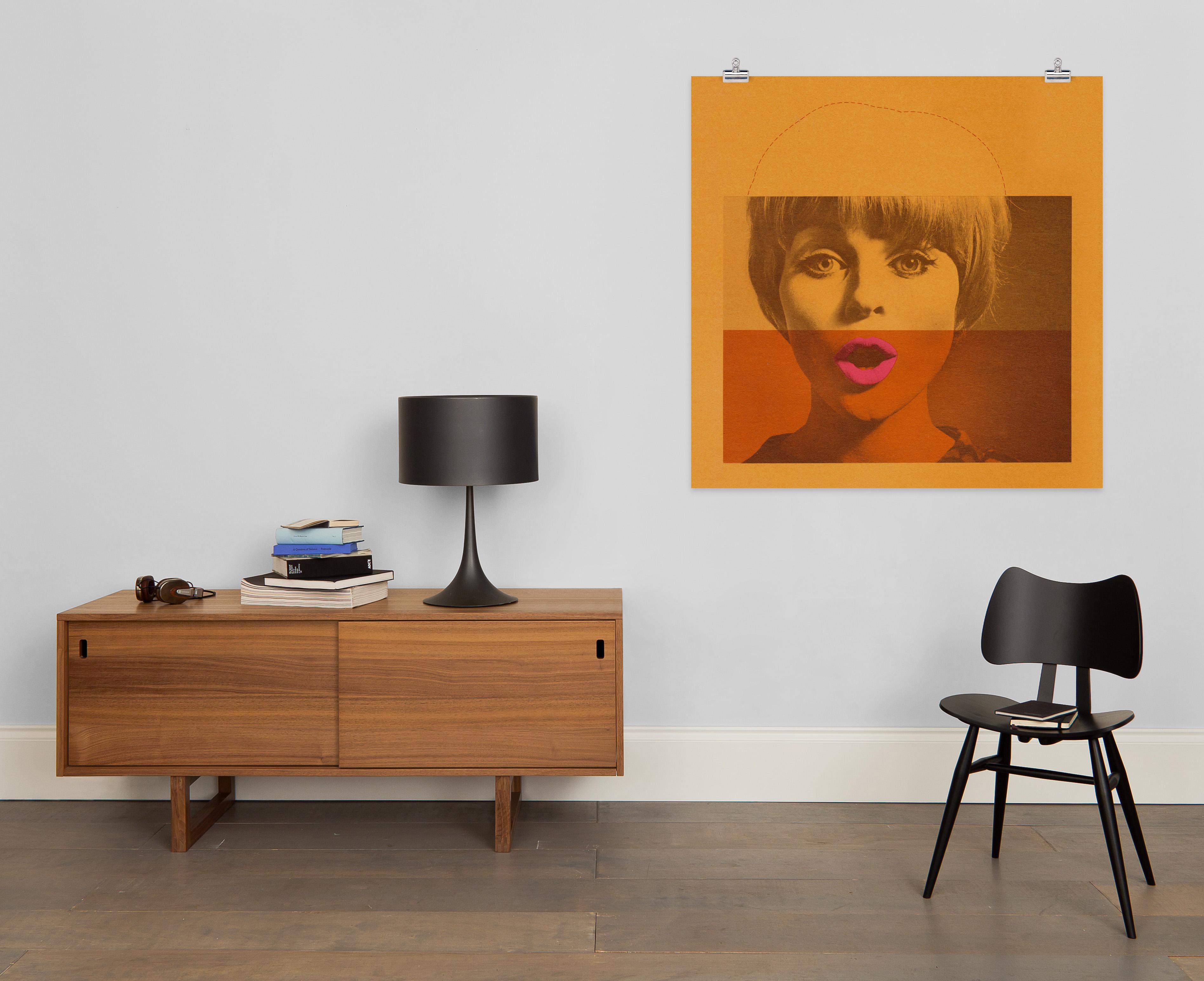 Pop Art auf Leinwand #stuhl #retro #stehlampe #sideboard #grauewandfarbe ©Surface View