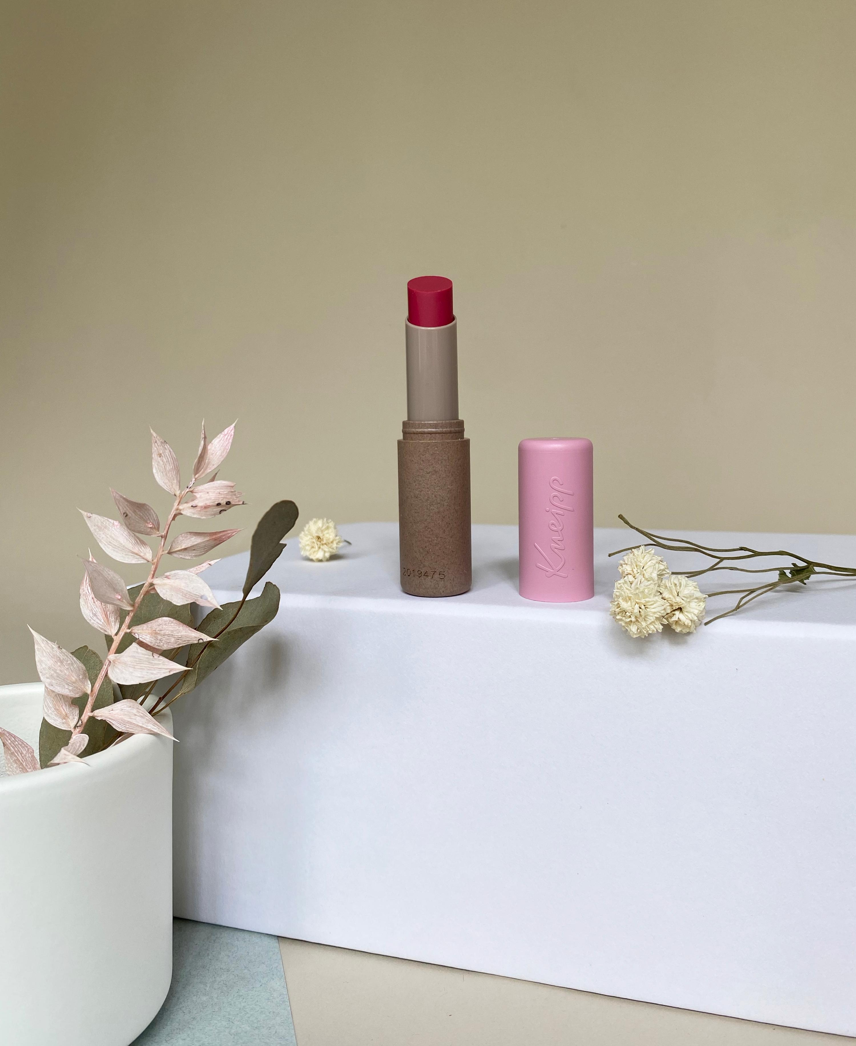 Power-Duo aus Pflege und Farbe: wir erröten mit dem pflegenden Lipstick von #kneipp in Natural Rosé #beautylieblinge
