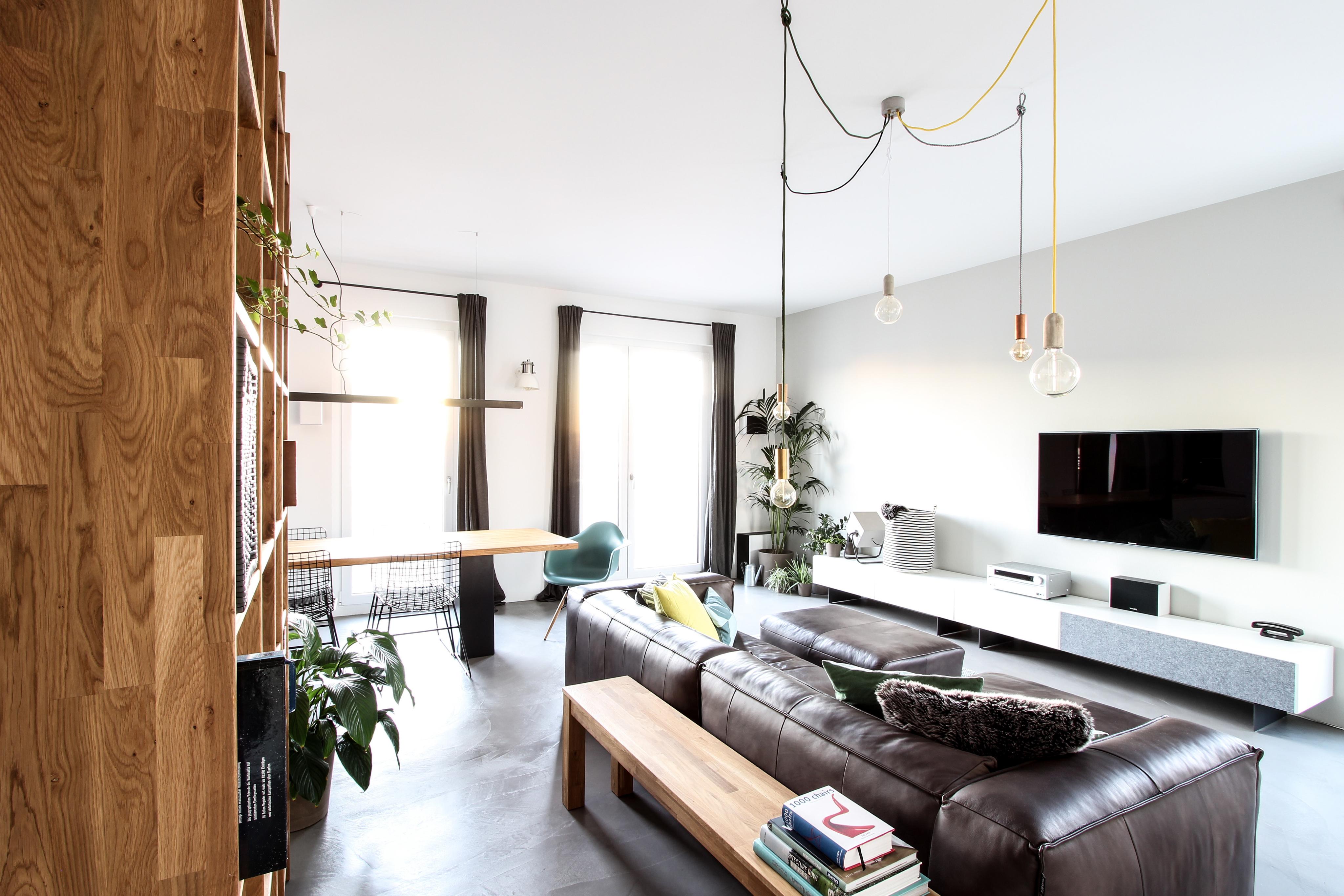 Praktische Ablagefläche hinter der Couch #regal #offenerwohnbereich ©EXTRAVIEL office & home design