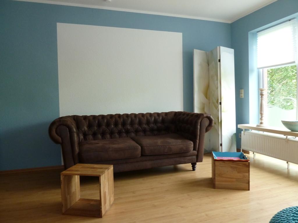 Praxiscouch und Raumteiler #couchtisch #wandfarbe #paravent #sofa #blauewandfarbe #braunessofa ©FENG SHUI & LIVING
