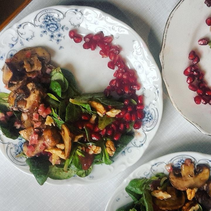 Pre-Christmas lunch -
Vorspeise: Feldsalat mit Himbeervinaigrette, Granatapfel- und Walnusskernen, Pilzen und Speck 