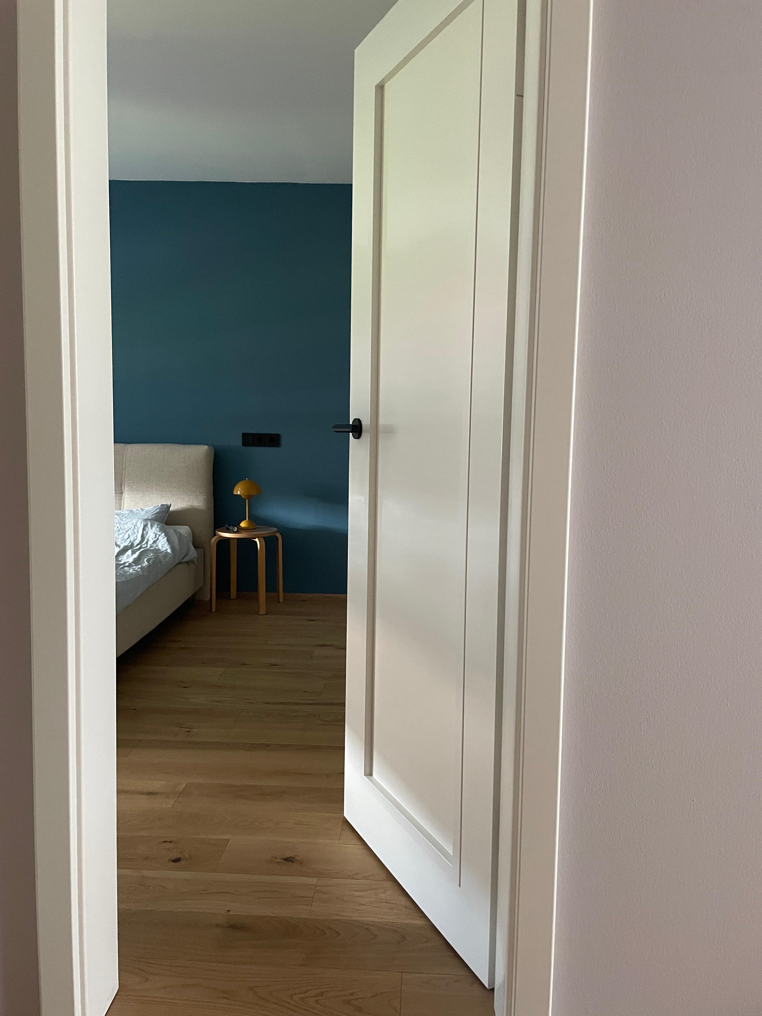 Private insight 

#schlafzimmer #bedroom #bluewalls #minimalism #japandi