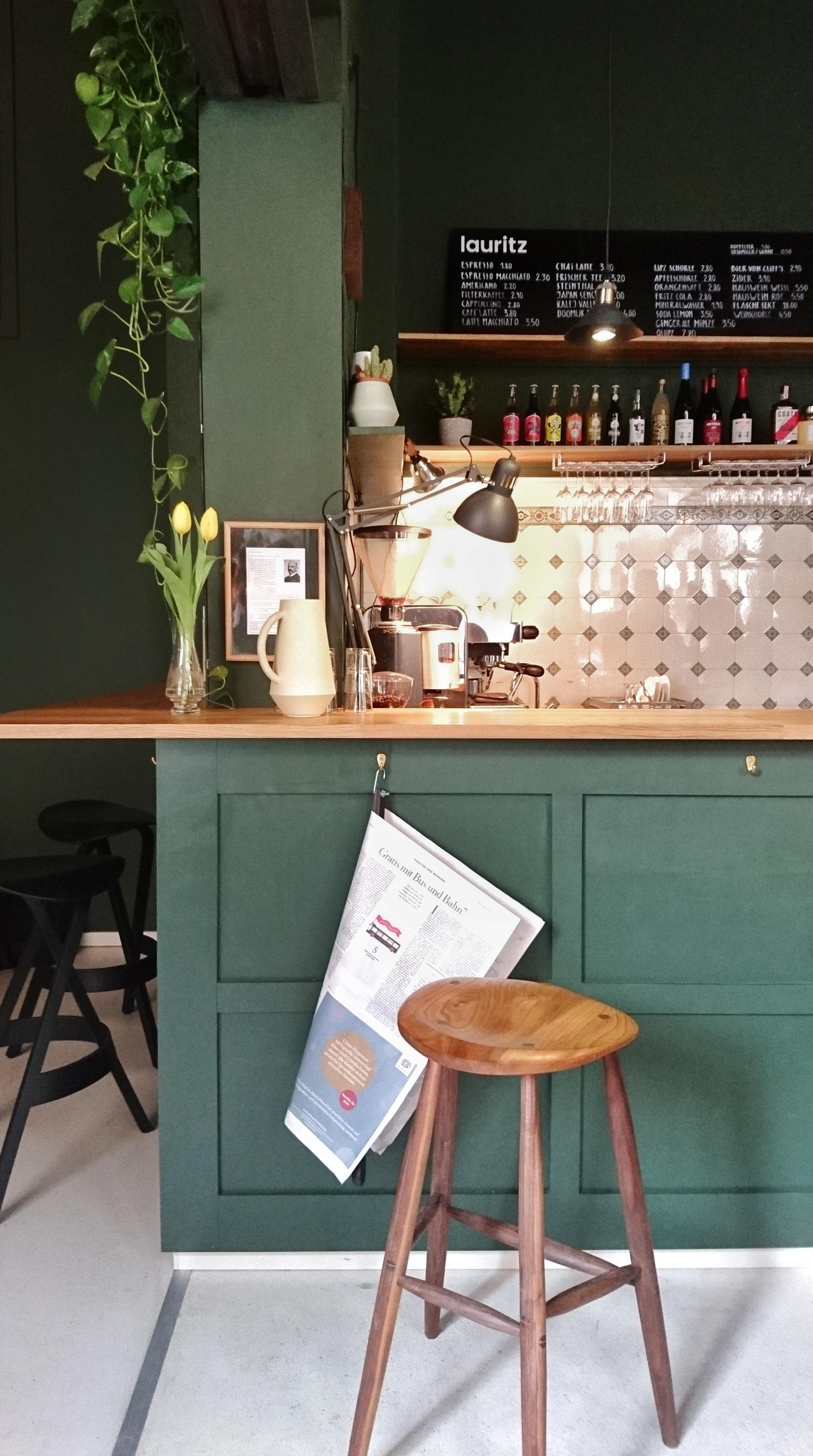 Produktdesign und #Kaffee im Café Lauritz  in Leipzig #interior #urbanjungle #hocker #lampe #kaffeeecke