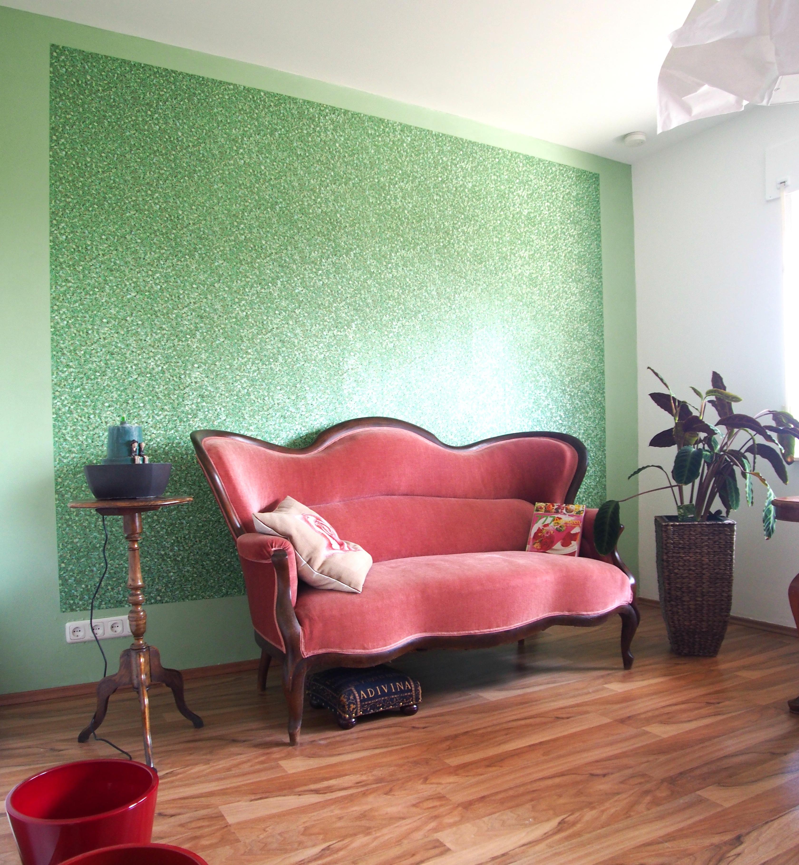 Psychotherapeutische Praxis Zornheim #beistelltisch #sofa #rotessofa #grünewandfarbe ©Yvette Sillo