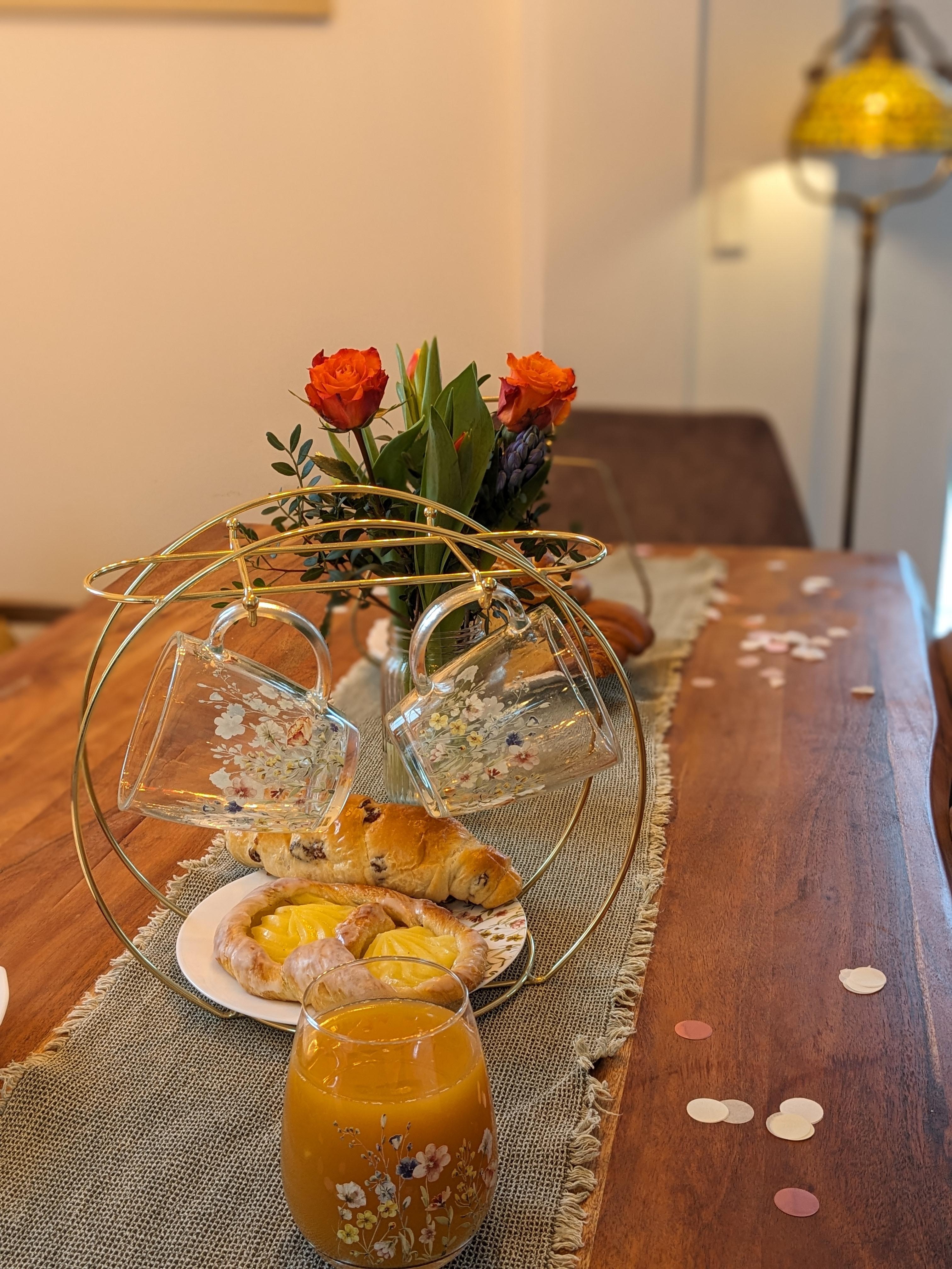 Puddingbrezel und frische Blumen.🥨🌿🌺

#frühling #blumen #tischdeko