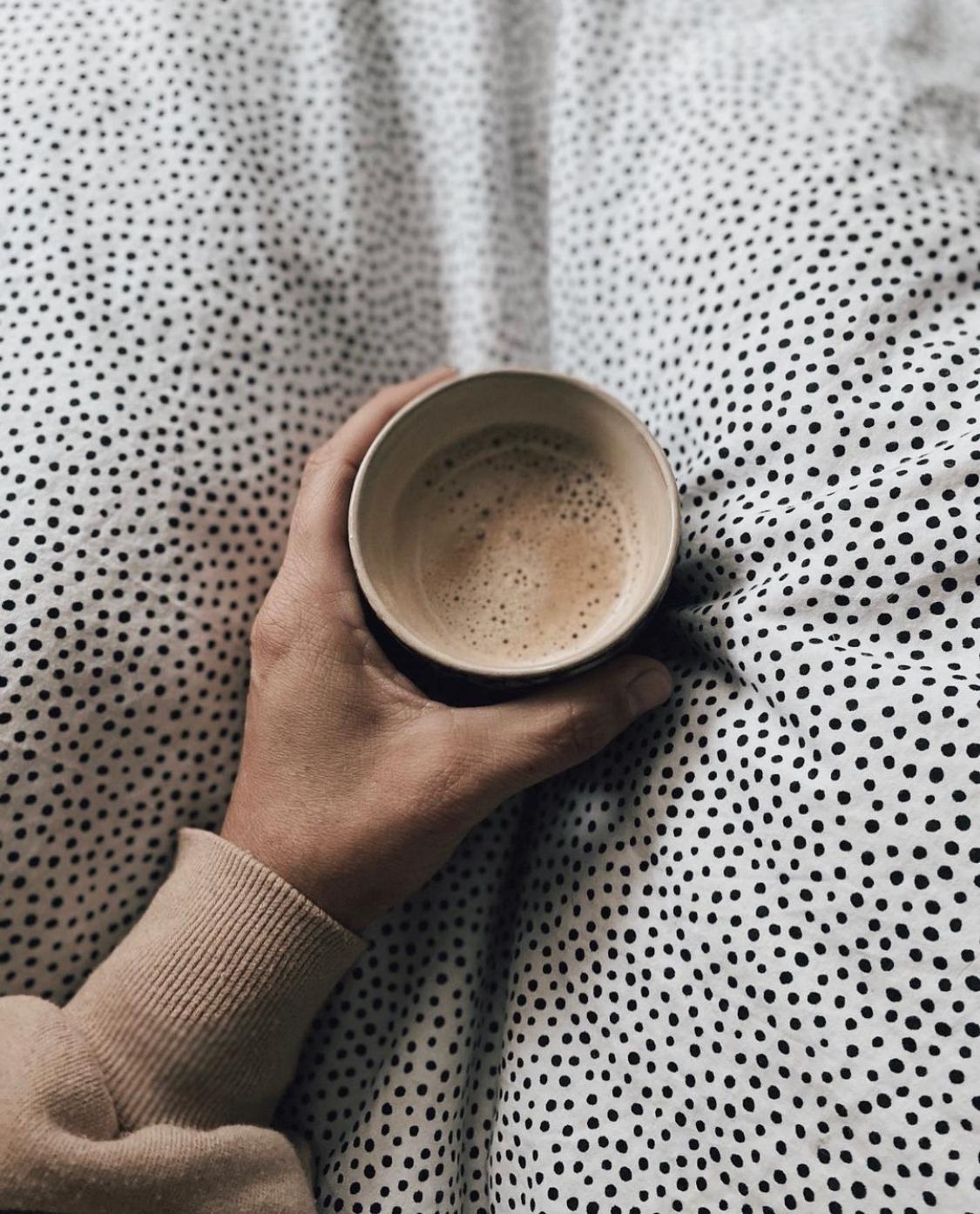 Pünktchen und Kaffee ♥️
#butfirstcoffee #couchstyle #punktebettwäsche #cozy #scandistyle #schlafzimmer