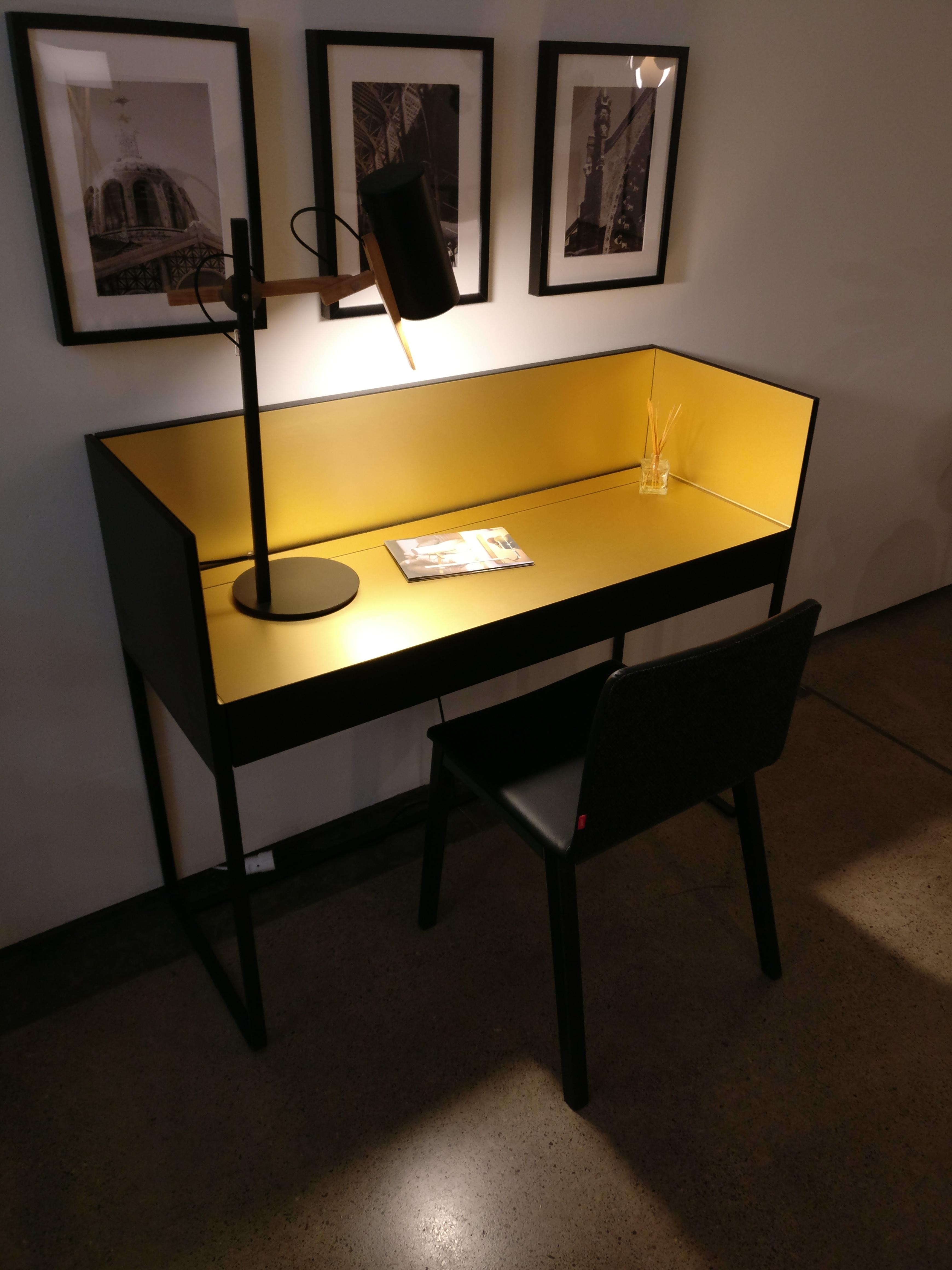 Punt #Sekretär in dunklem #Walnuss mit Gold Metall Auflage. #interior #desk #schreibtisch #homestory