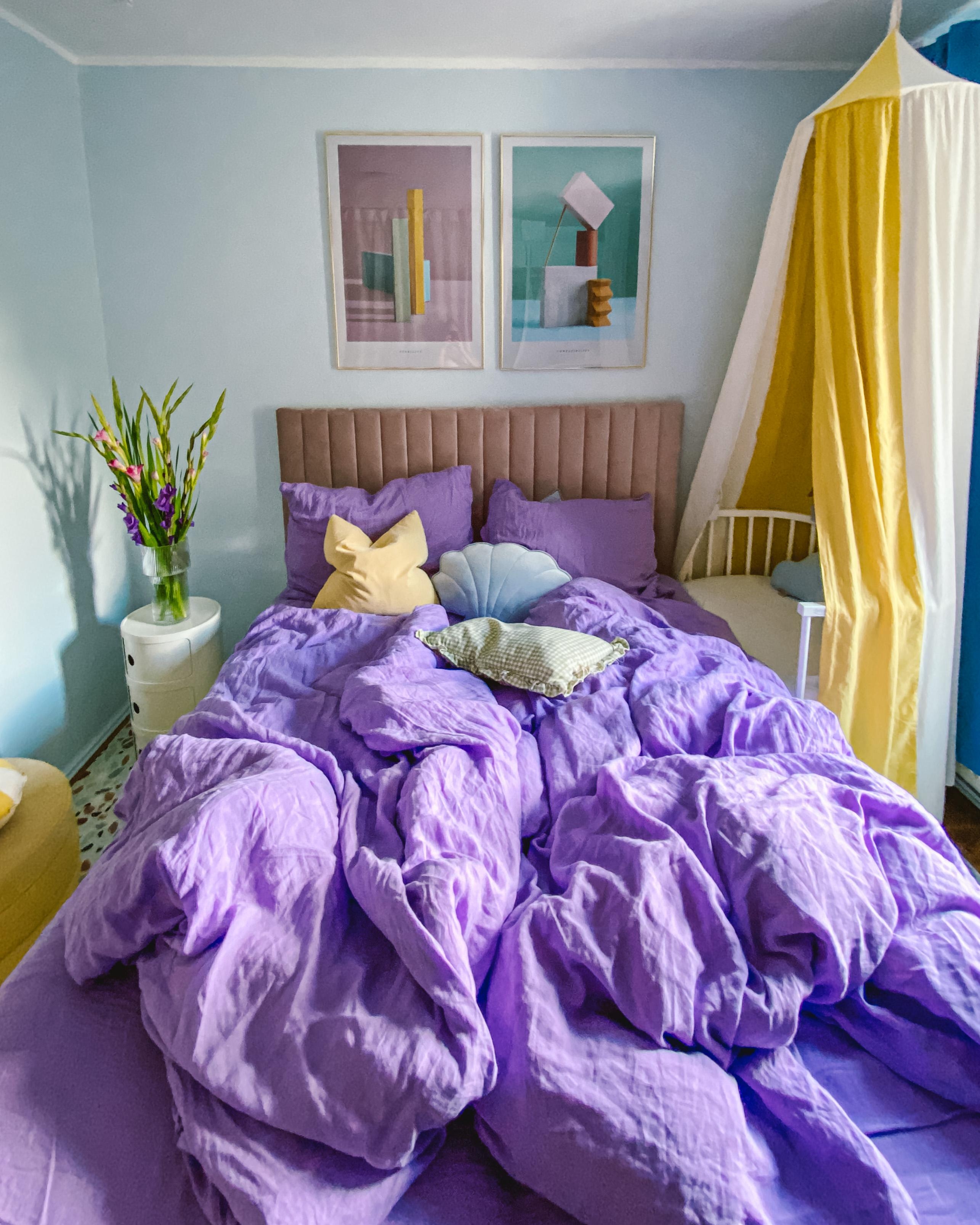 Purple dreams 💜 hier schlafen wir gerade extra wenig, aber wenigstens extra schön haha 💪🏻👶🏼 #lila #schlafzimmer #leinen