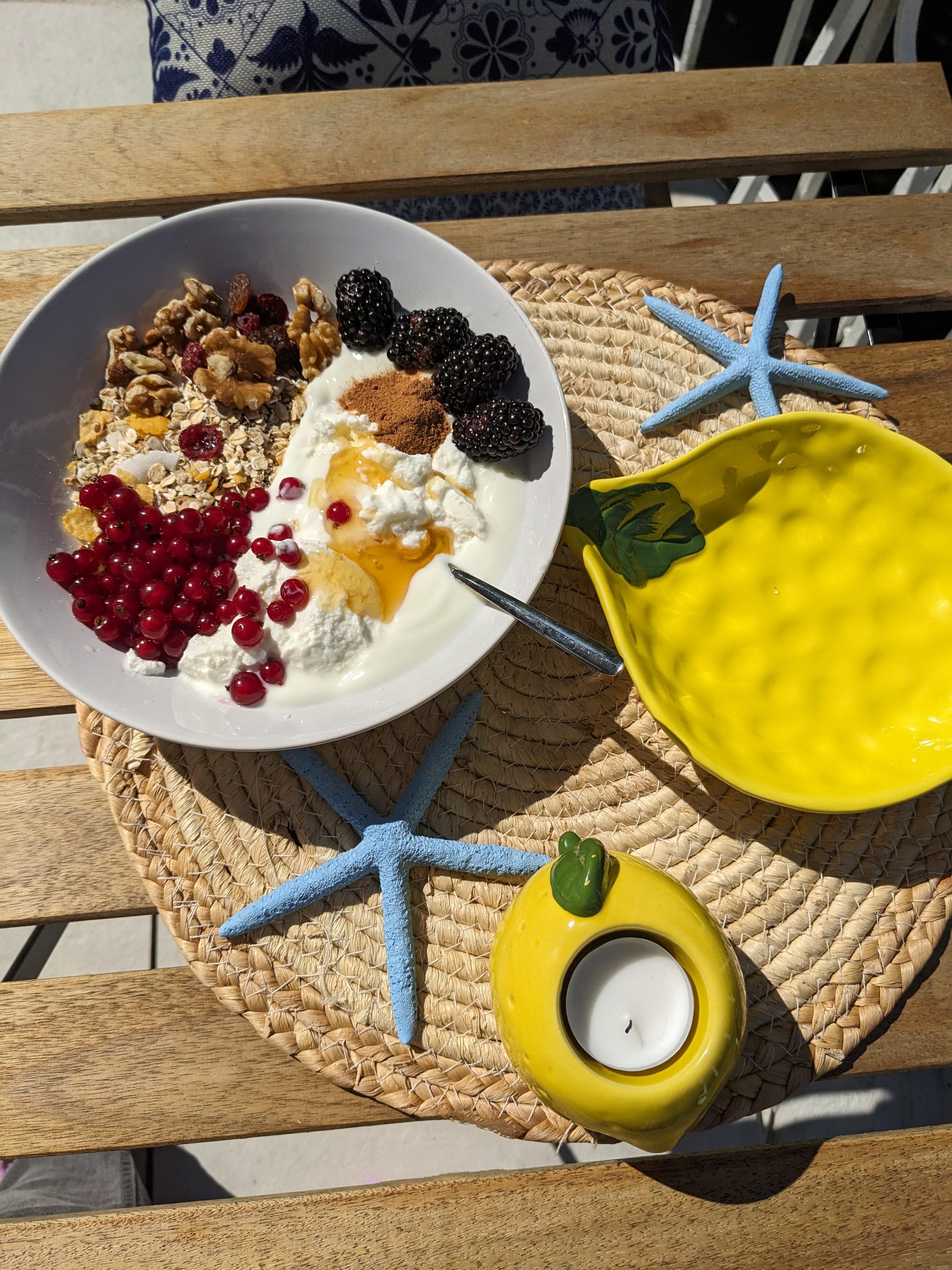 
🍋☀️Quark-Joghurt Bowl mit Johannisbeeren und Brombeeren.🔆🍯

#sommer #zitronendeko #zitronen #tischdeko #terrasse #balkon