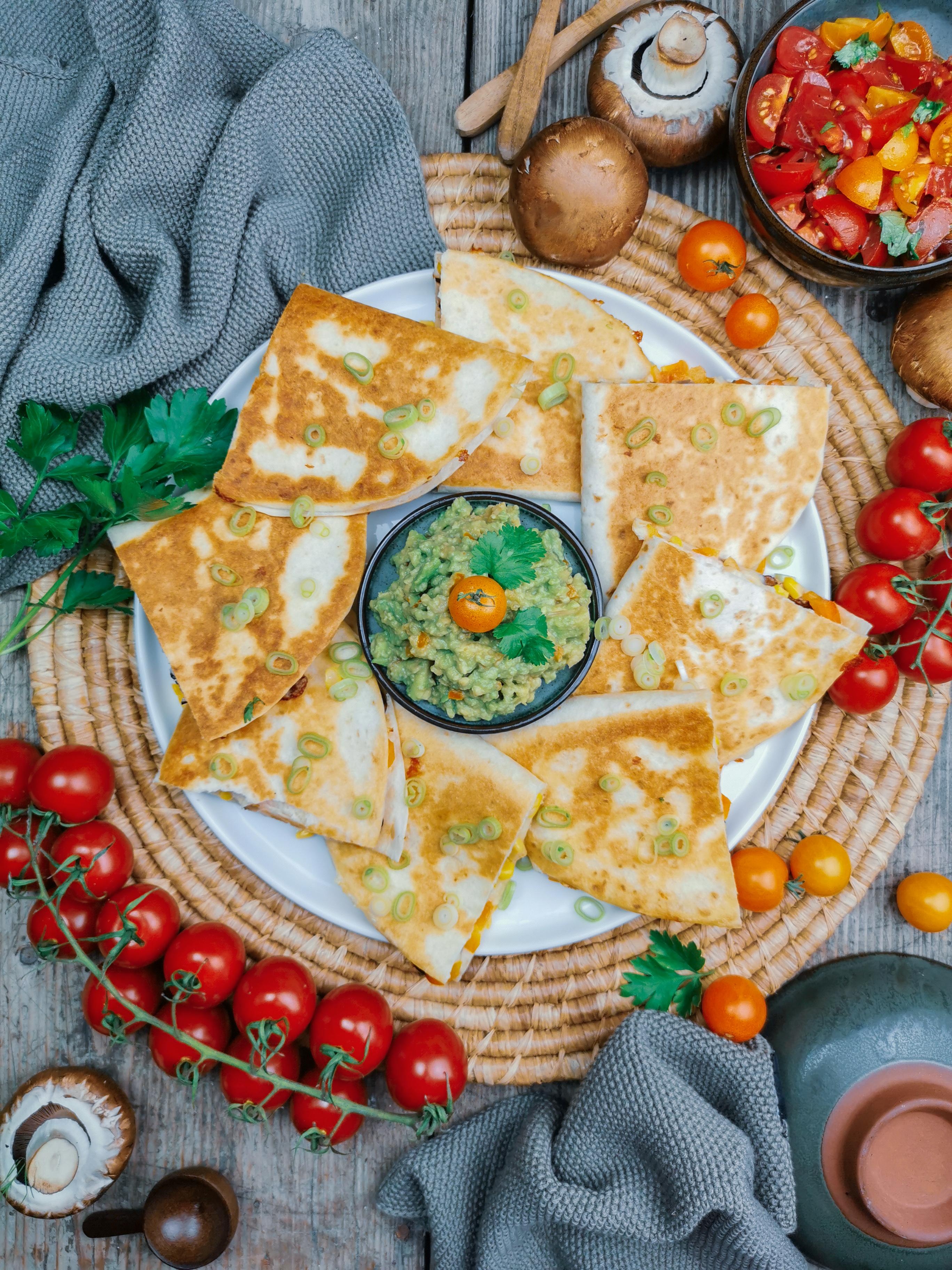 Quesadillas mit Champignons, Paprika, Mais & viiiiiel Käse #quesadillas #partysnack #partyfood #fingerfood 