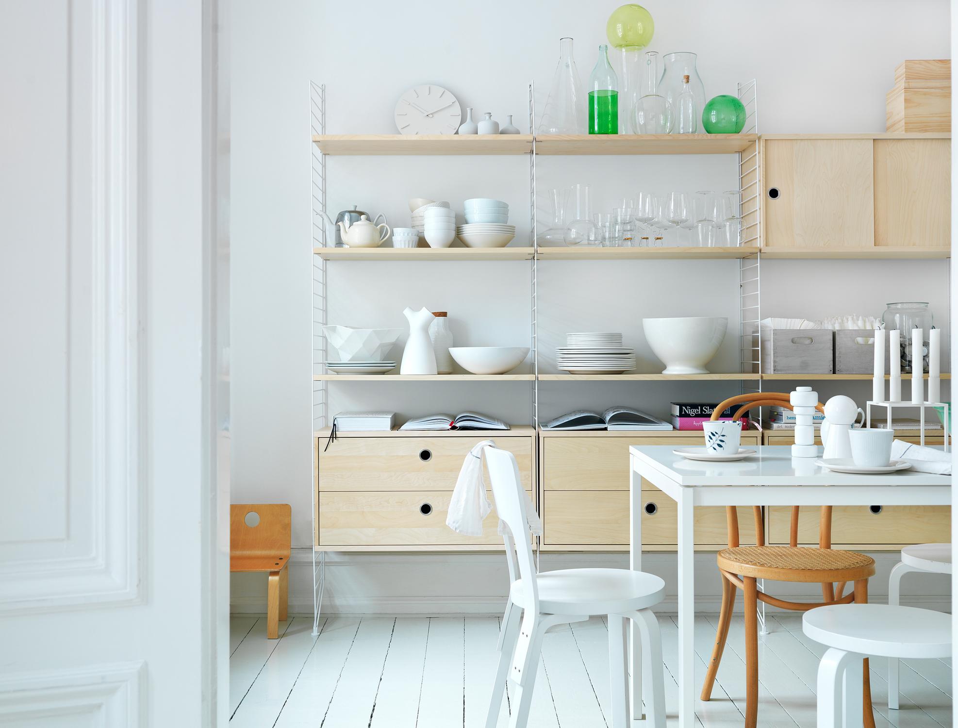 Raffiniertes Regal für die Küche #regal #regalsystem #geschirr #minimalistisch #küchenregal ©string