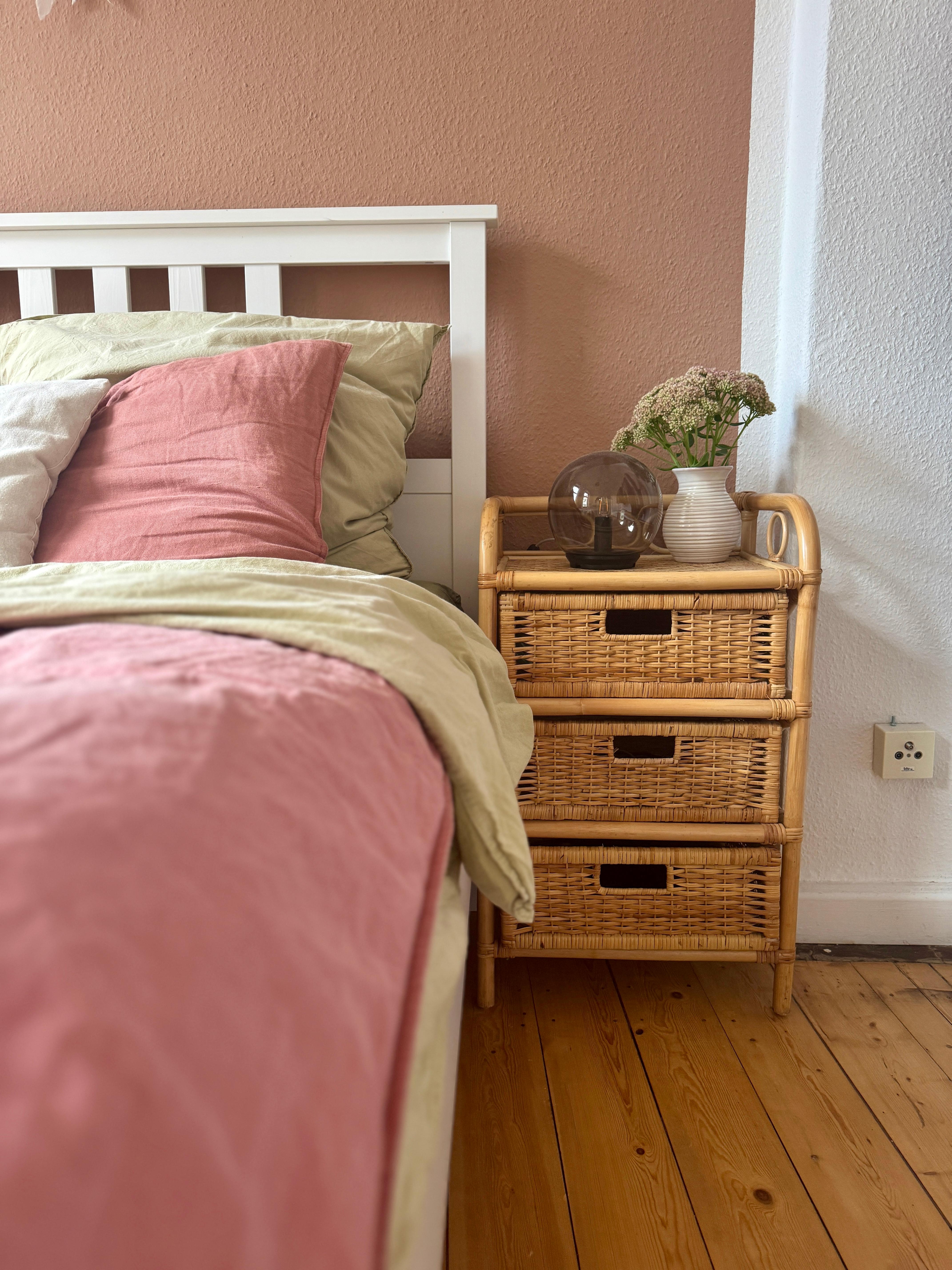 #rattan im #schlafzimmer

#boho #altbau #ikea #vintage #smallbedroom #frischeblumen