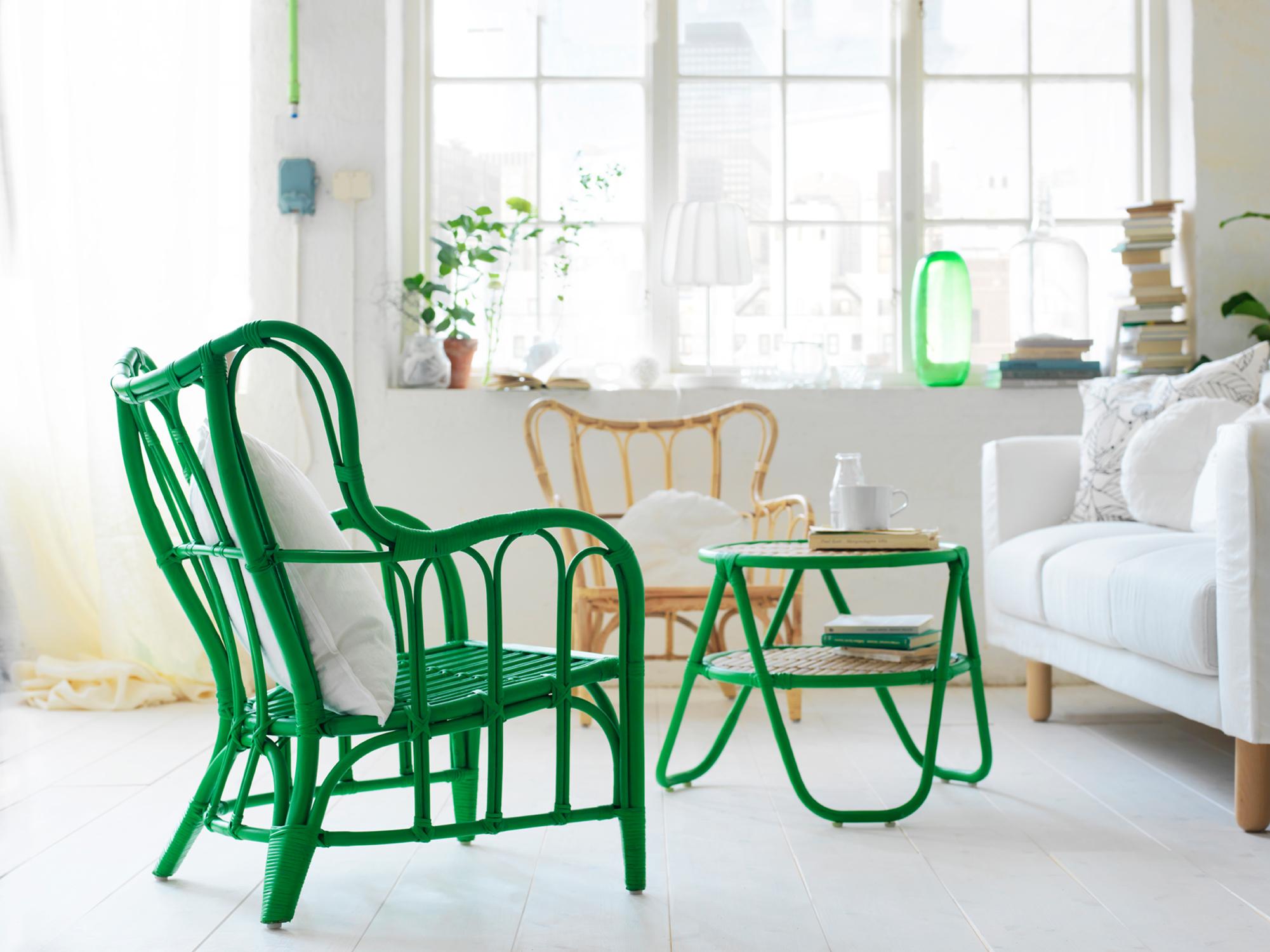 Rattansessel in Grün #wohnzimmer #sessel #ikea #sofa #grünerbeistelltisch #rattanmöbel #rattansessel #zimmergestaltung ©Inter IKEA Systems B.V.