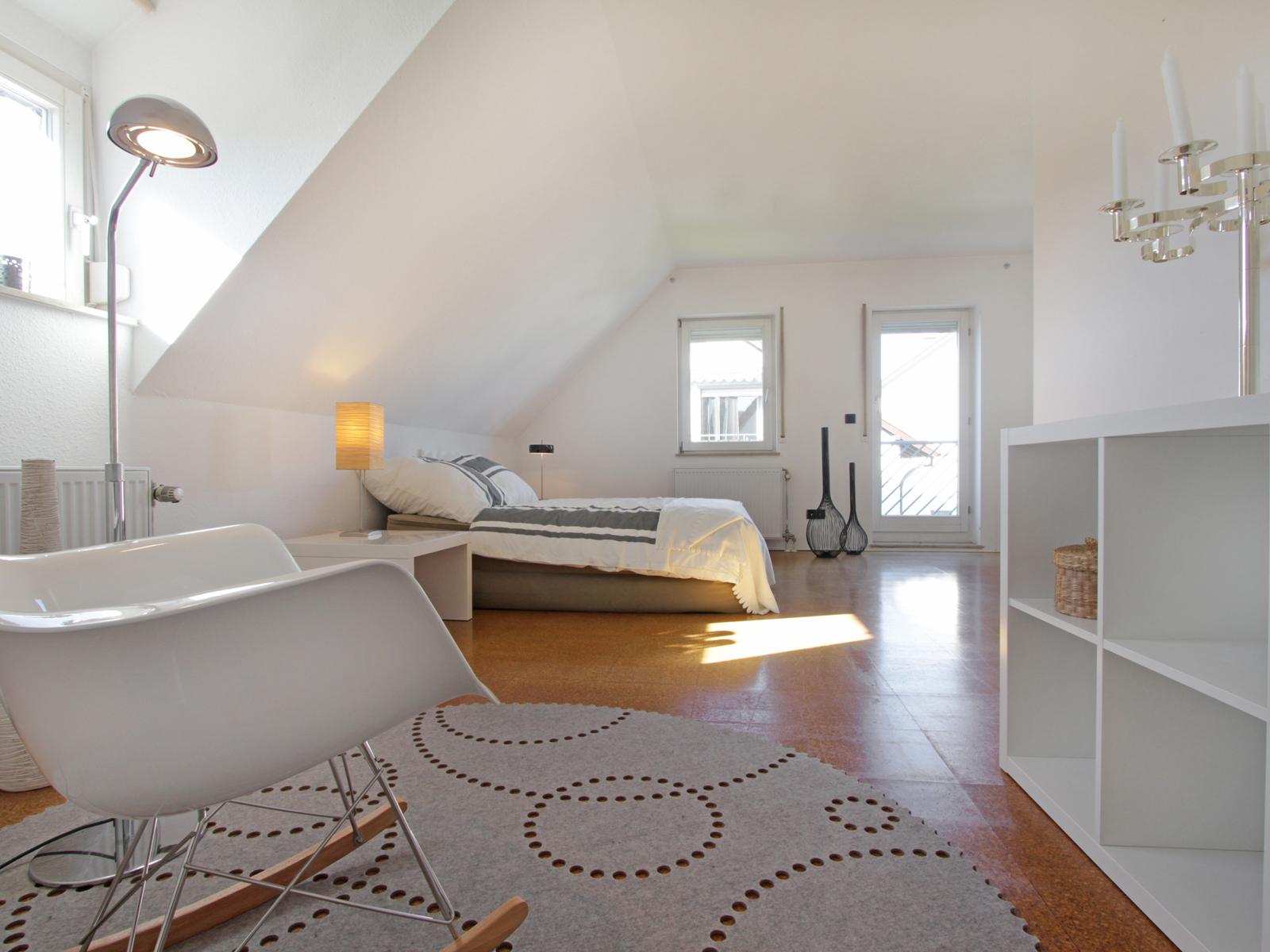 Raum für Träume #wandregal #teppich #sideboard #schaukelstuhl #doppelhaushälfte #wohngestaltung ©Scheewe-Pfeil