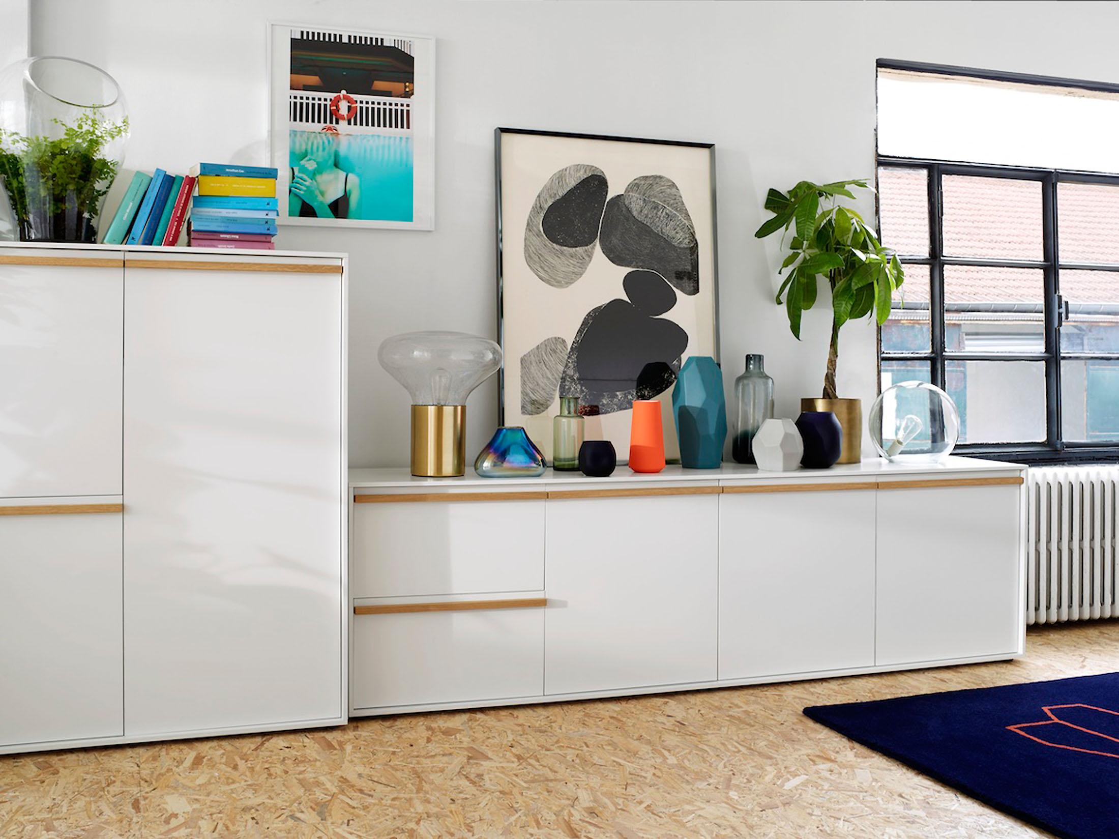 Raum mit Sideboard einrichten #teppich #vase #sideboard #highboard #zimmergestaltung ©Habitat