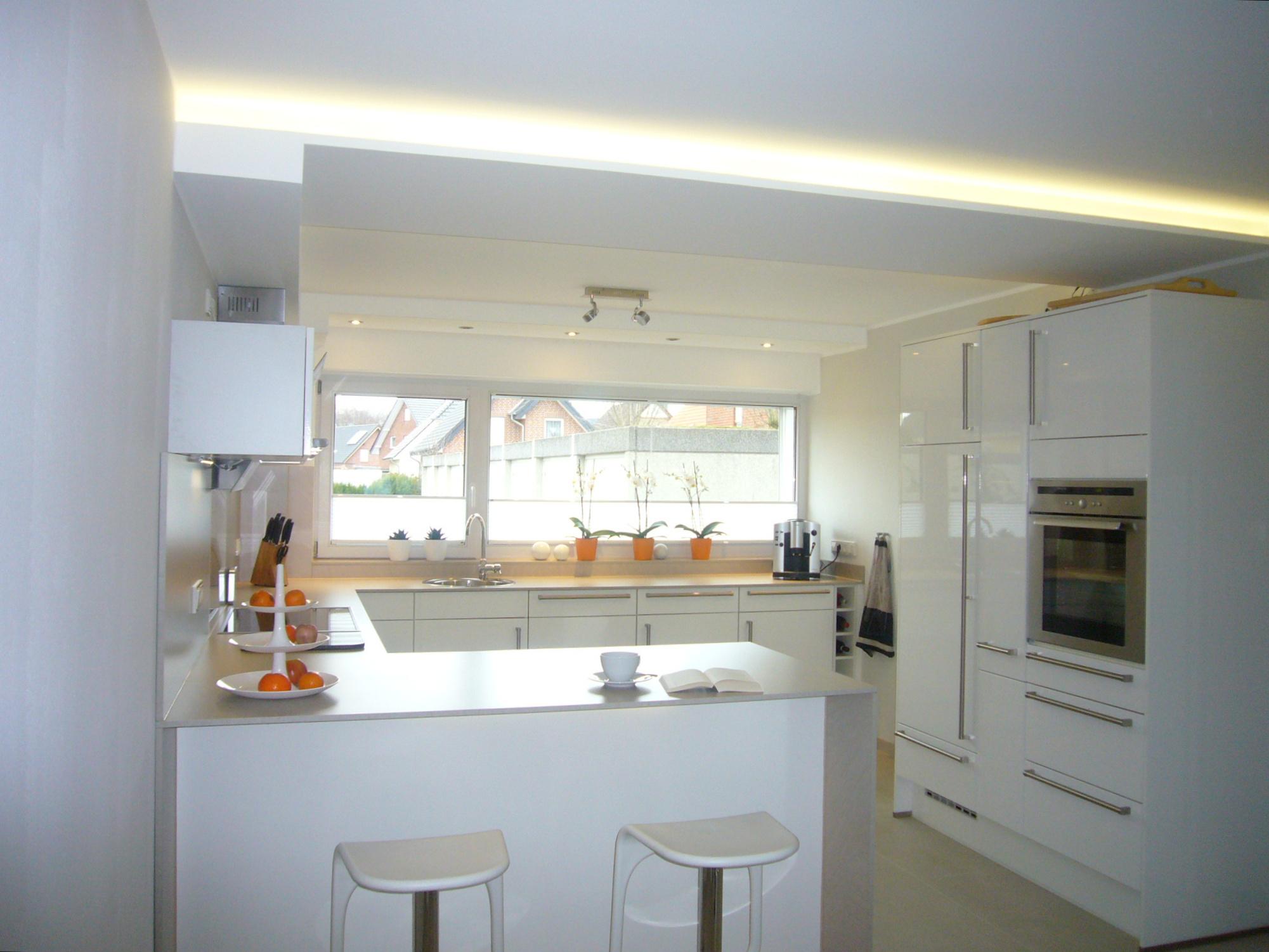 Raumgestaltung Küche #küche #weißeküche #indirektebeleuchtung #offeneküche #raumgestaltung #esstheke ©raum2 - Susanne Michel