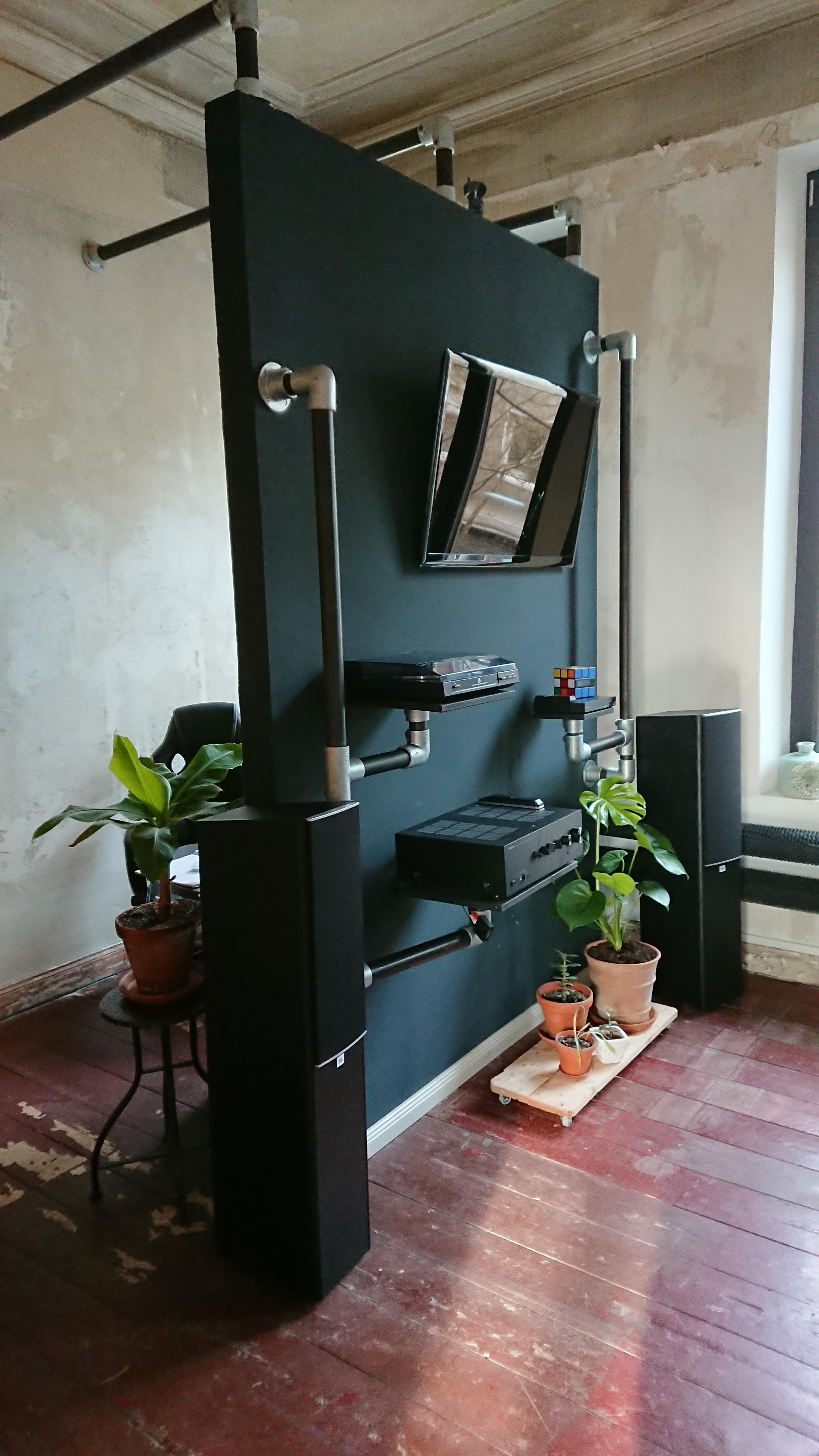 #Raumtrenner #TV-Wand #Altbauliebe #Loftliving #DIY #Wohnzimmer #PC verstecken #individuell wohnen 