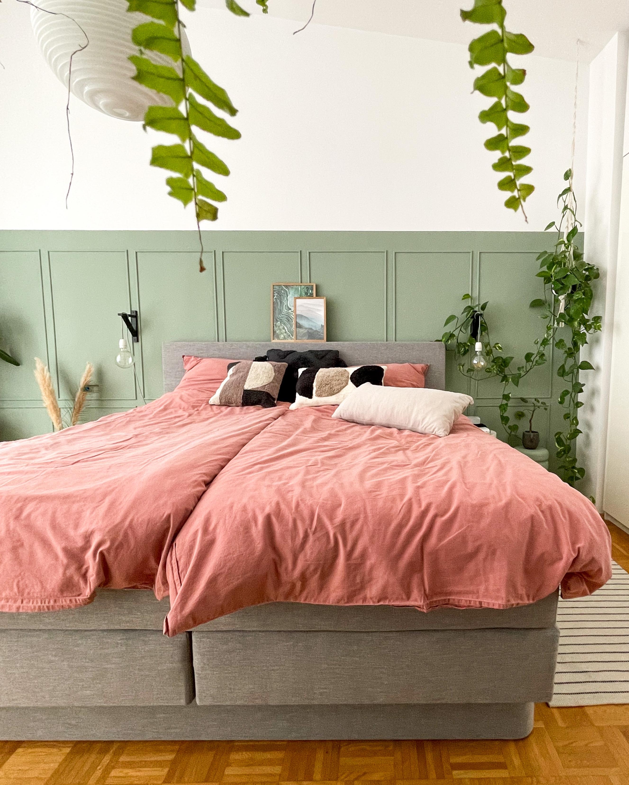 Raus oder rein in die Federn?

#Schlafzimmer #Bett #Pflanzen #Bettwäsche #Wandvertäfung