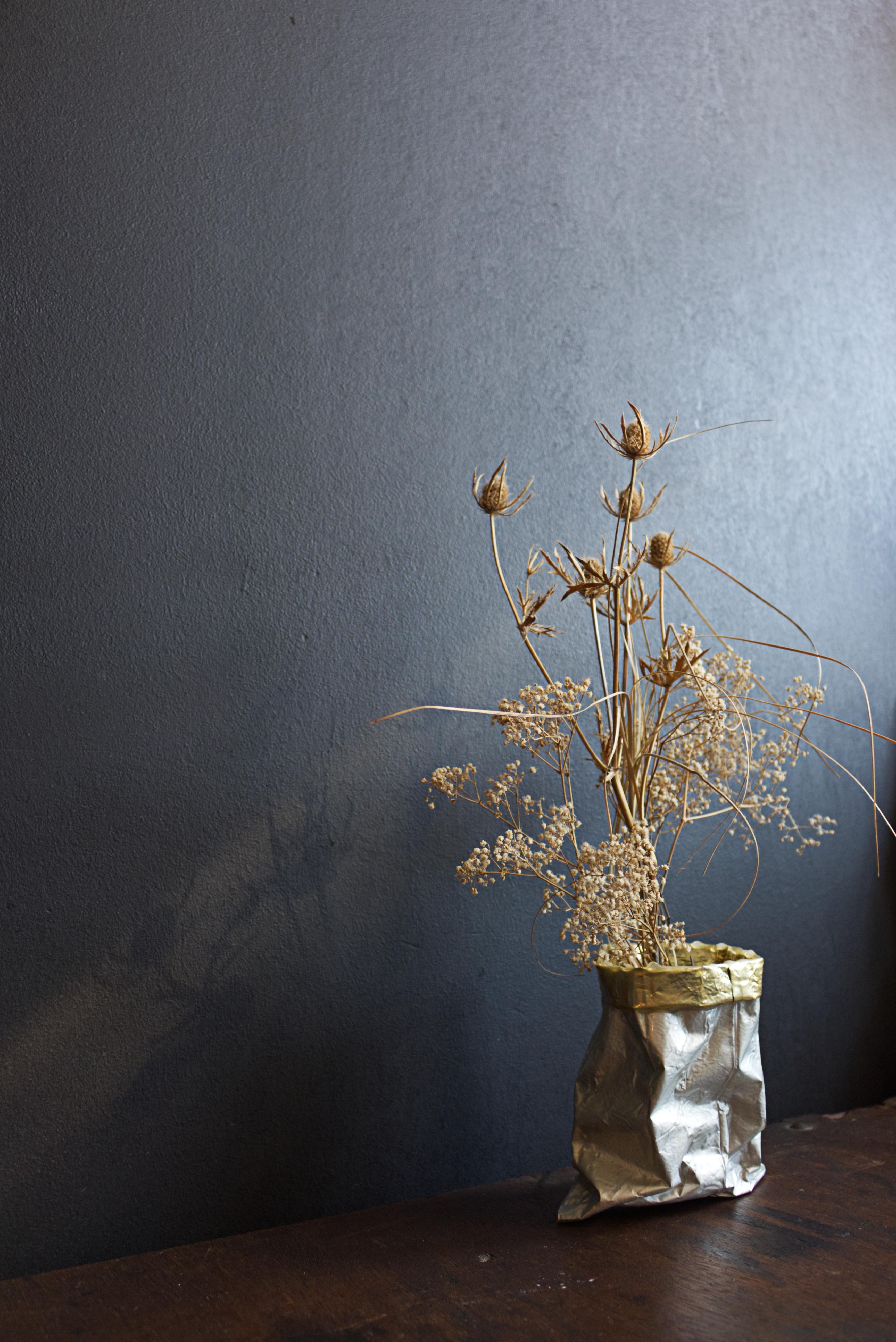 Recycling Vase aus alter Kaffeeverpackung. Handgemacht und stabil. #Vase #Recycling #Aluminium #Blumen #neuhier
