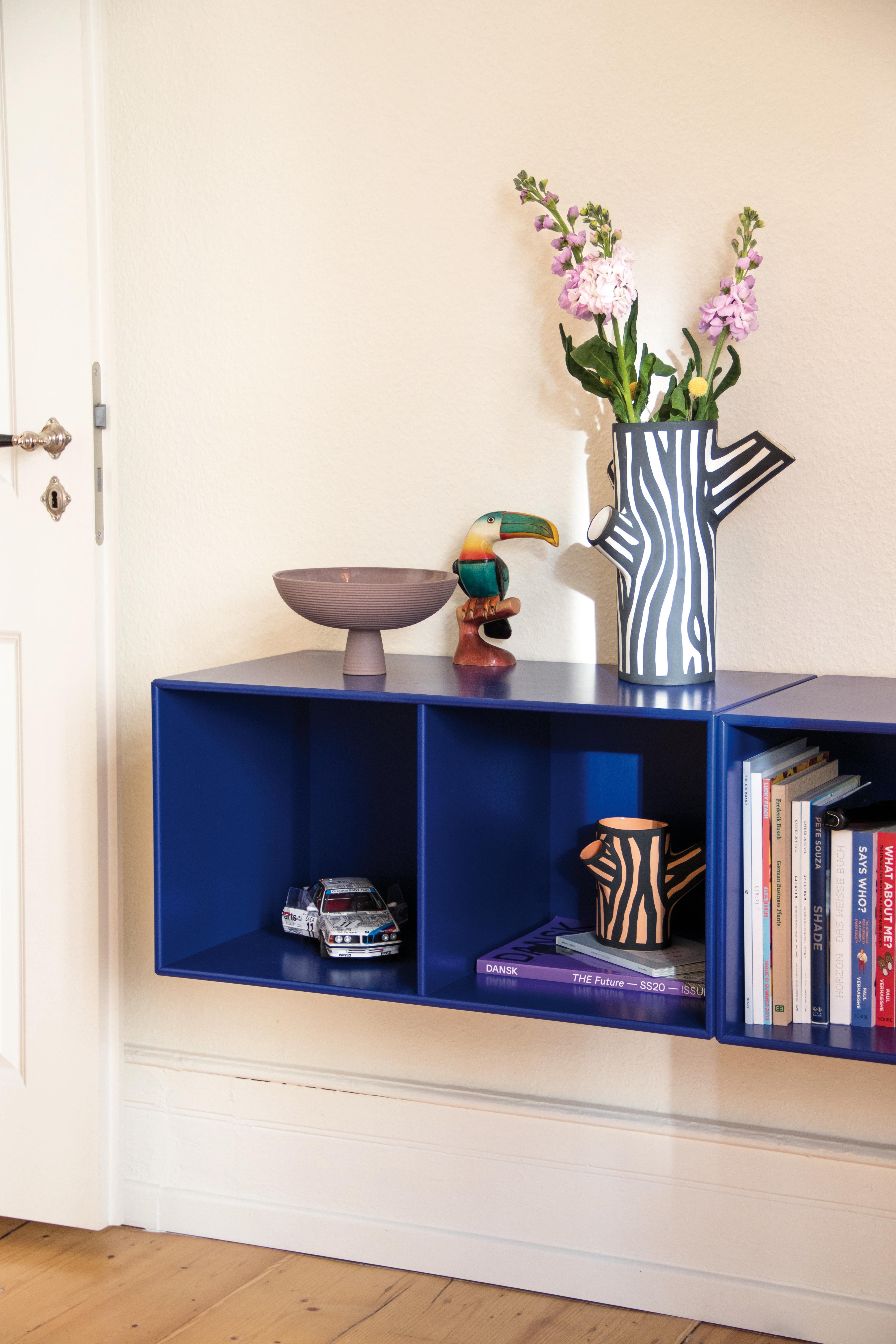 #Regal #Sideboard #Blau #Farbenfroh #Blumen #Blumenstrauß #Flieder #Deko #Candycolors #Vase #Skandinavisch #Wohnzimmer