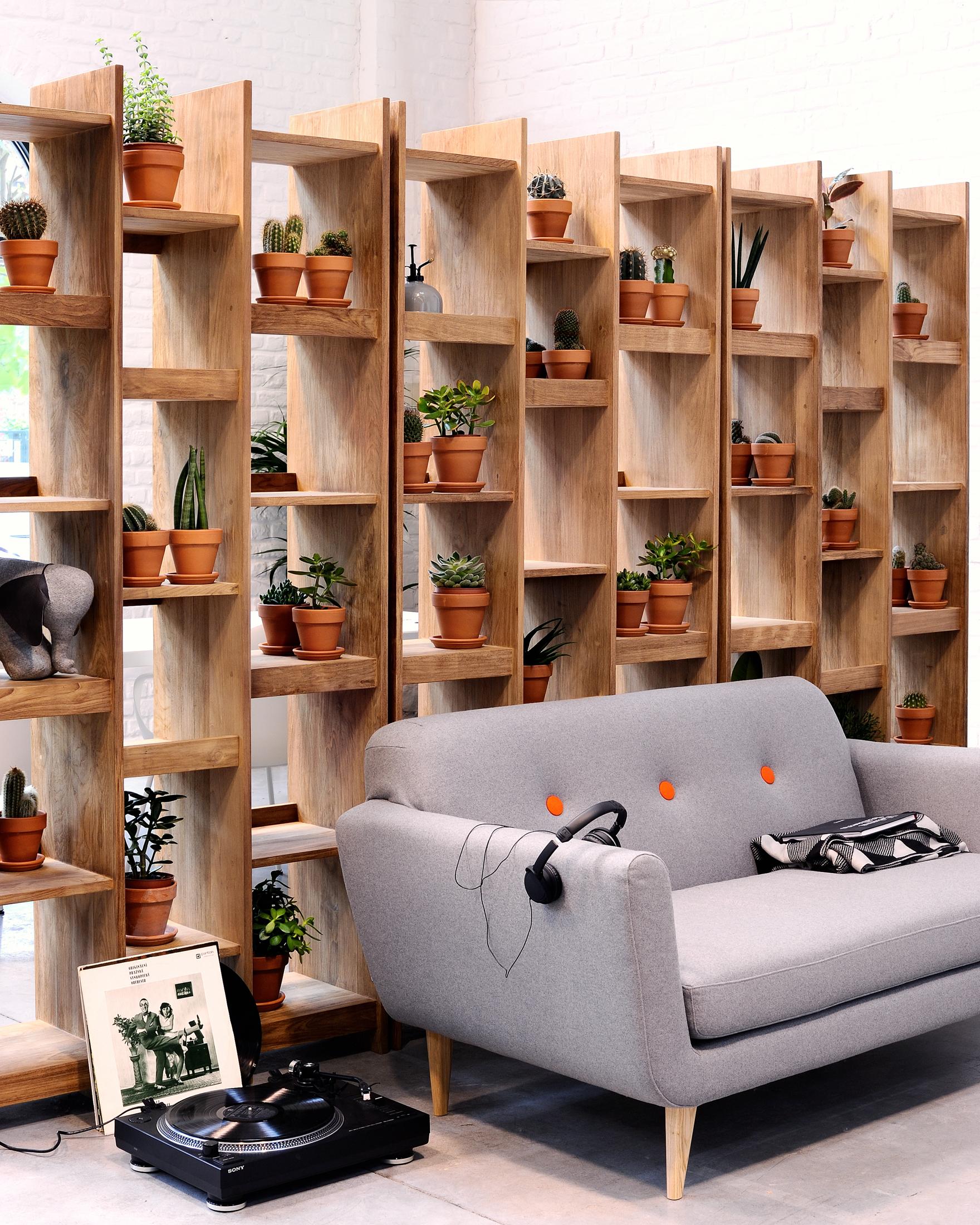 Regalwand mit Zimmerpflanzen dekorieren #tagesdecke #sofa #grauessofa #regalwand #wohnwand ©Ethnicraft
