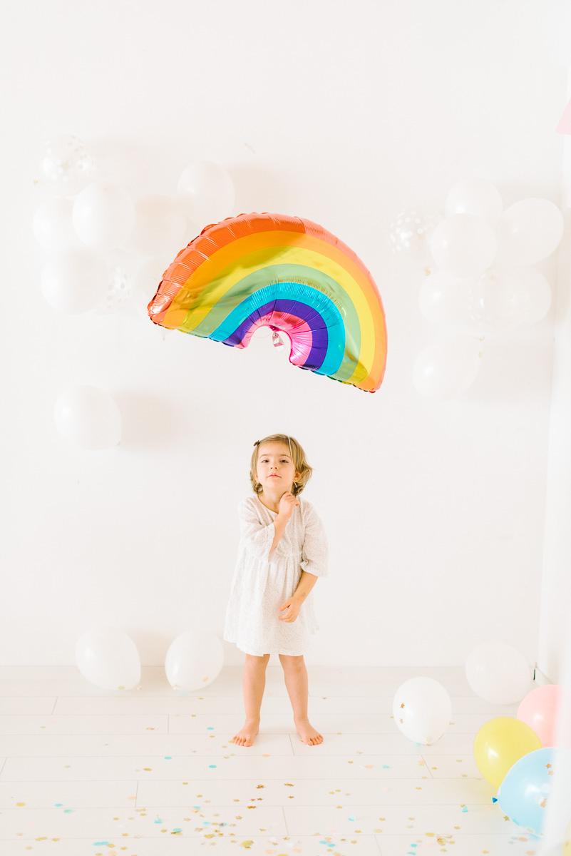 Regenbogen Folienballon für das Geburtstagskind #tischdeko #einhorn #geburtstagsdeko ©Fräulein K sagt ja