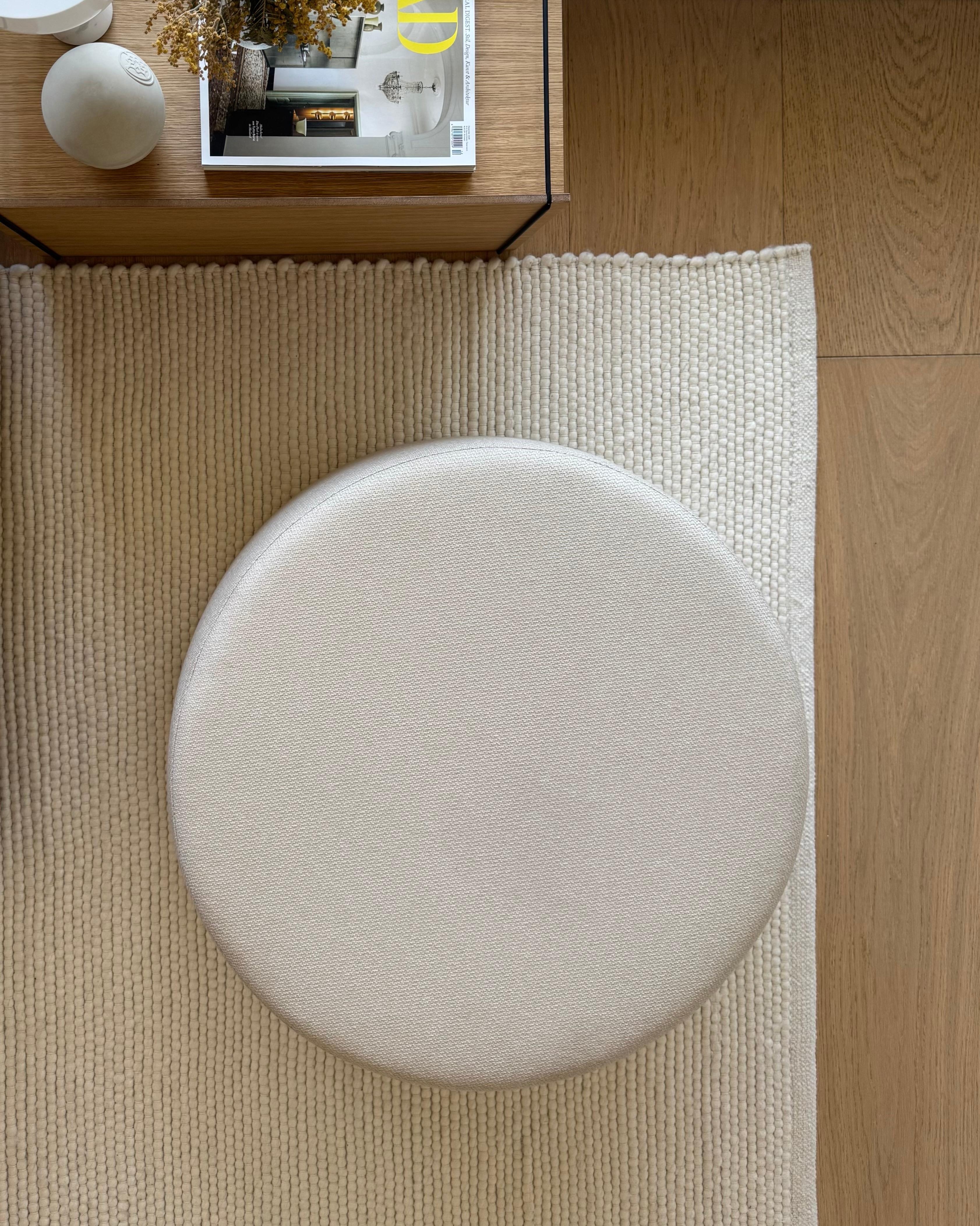 Regentag 🌧️

#pouf #wohnzimmer #beistelltisch #teppich #beige 