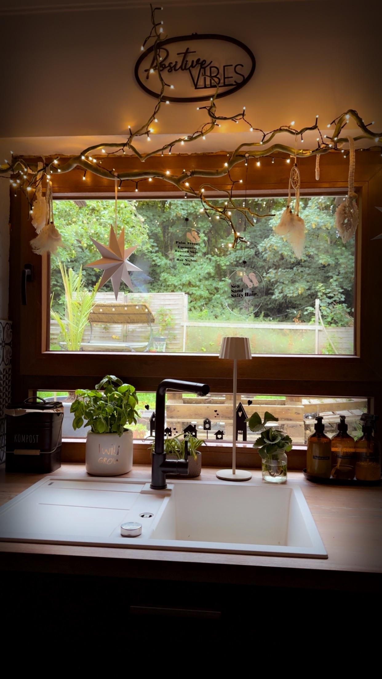 Regentag 🌧️🌂

#wieimherbst #küche #fensterdeko #ast #lichterketten #fairylights #sterne #positivevibes #dekoliebe #blackkitchen #couchliebt
