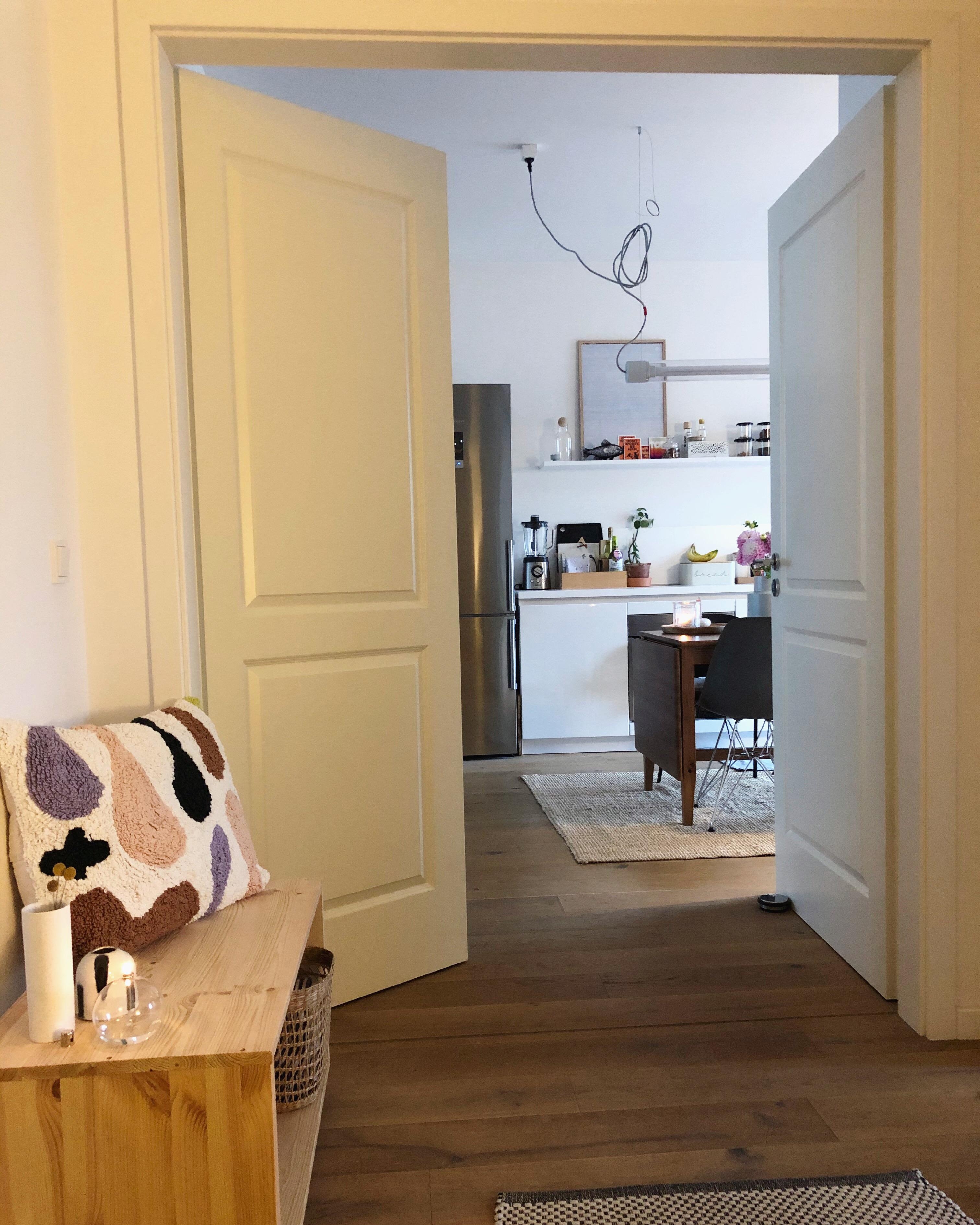 #Regentage ☔️ Wer liebt sie noch so? 
#home #flur #eingangsbereich #küche #interior #interiordesign #flügeltüre