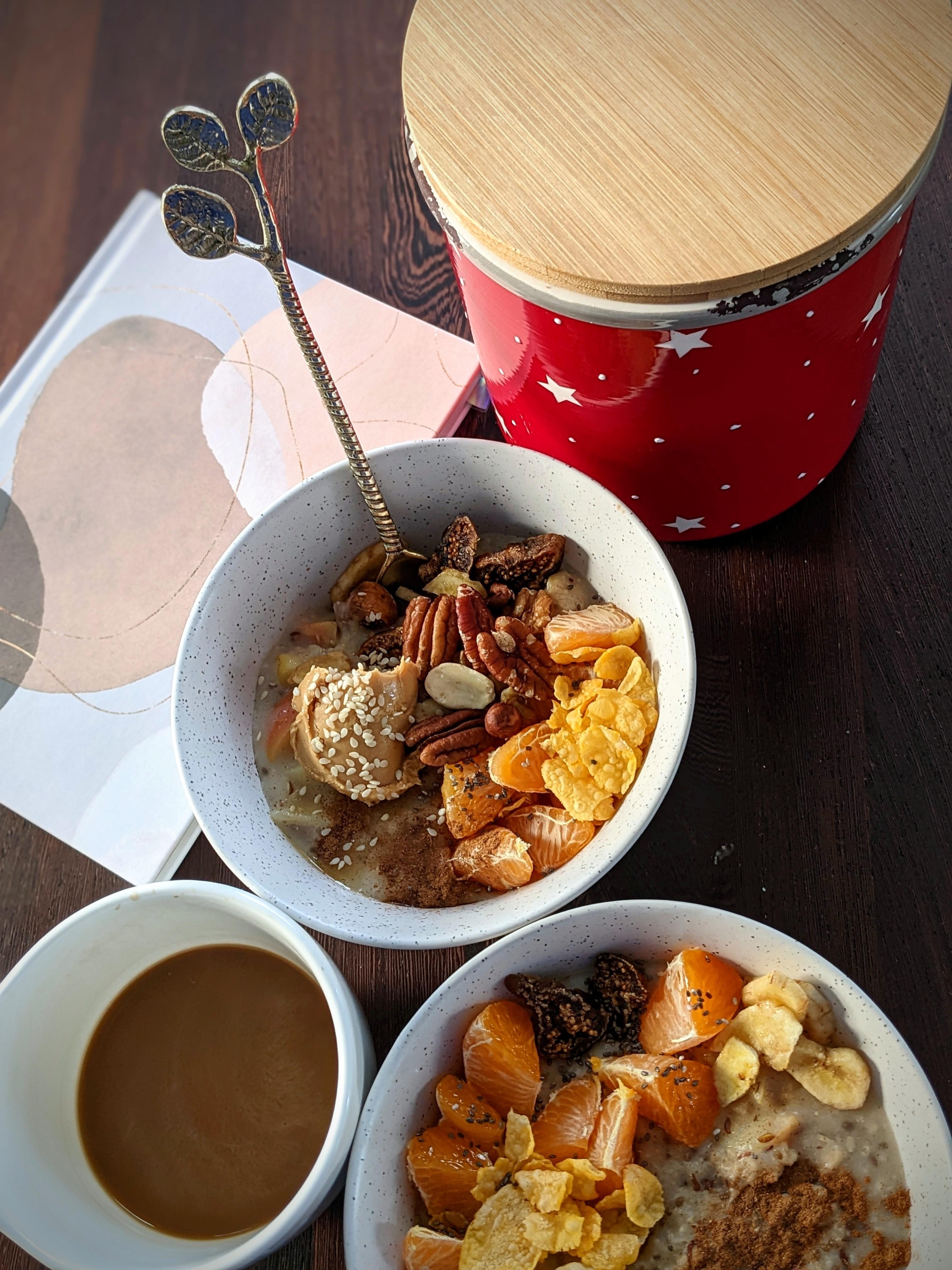 Reichhaltiges Hafermilch-Porridge mit Datteln, Apfelstücke,Rosinen, 🍎🍊Mandarinen, getrocknete Feigen. 
#lecker #brunch