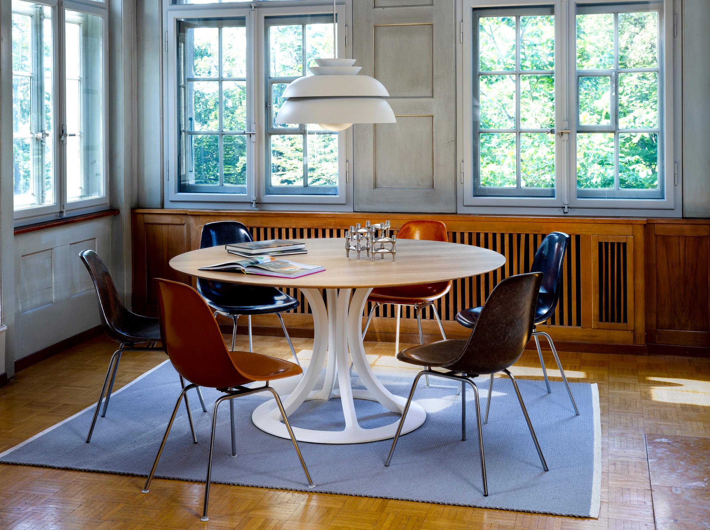 Retro-Stühle und Esstisch "Arcos" #hängeleuchte #esszimmerteppich ©Röthlisberger, Designer: Koni Ochsner/Werkdesign