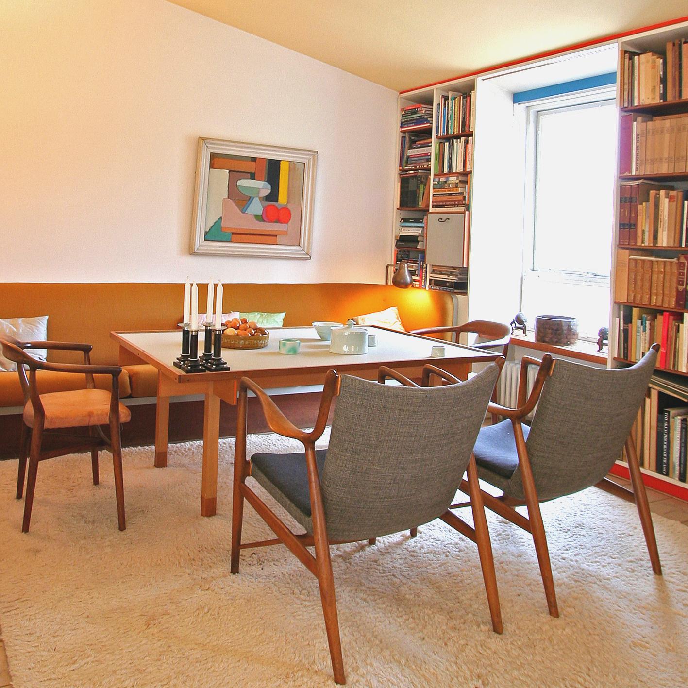 Retro-Wohnzimmer im 50er Jahre Look #bücherregal #wohnzimmer ©Onecollection/Finn Juhl