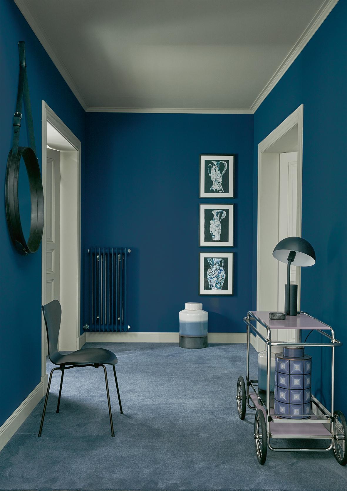 Riviera, SCHÖNER WOHNEN-Trendfarbe #stuhl #wandfarbe #spiegel #wandgestaltung #lampe #tisch #blauewandfarbe #schönerwohnenfarbeblau